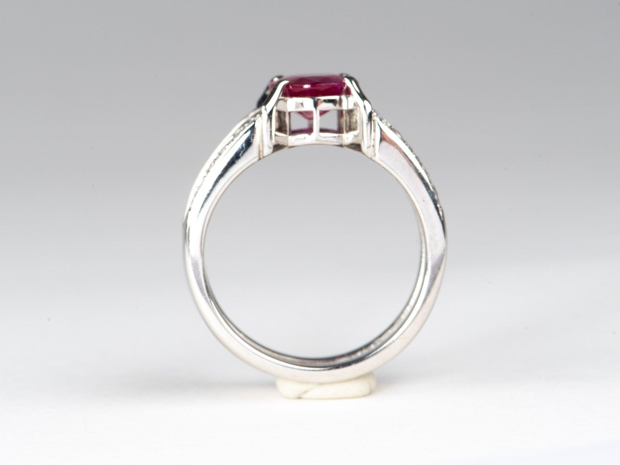 Grezzo Anello di platino pesante 1,77ct rubino su una splendida fascia di diamanti a baguette 12,6g R6786 in vendita