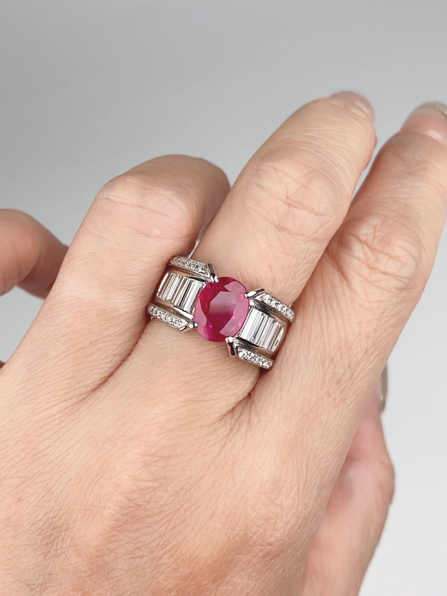 Anello di platino pesante 1,77ct rubino su una splendida fascia di diamanti a baguette 12,6g R6786 In condizioni buone in vendita a Osprey, FL