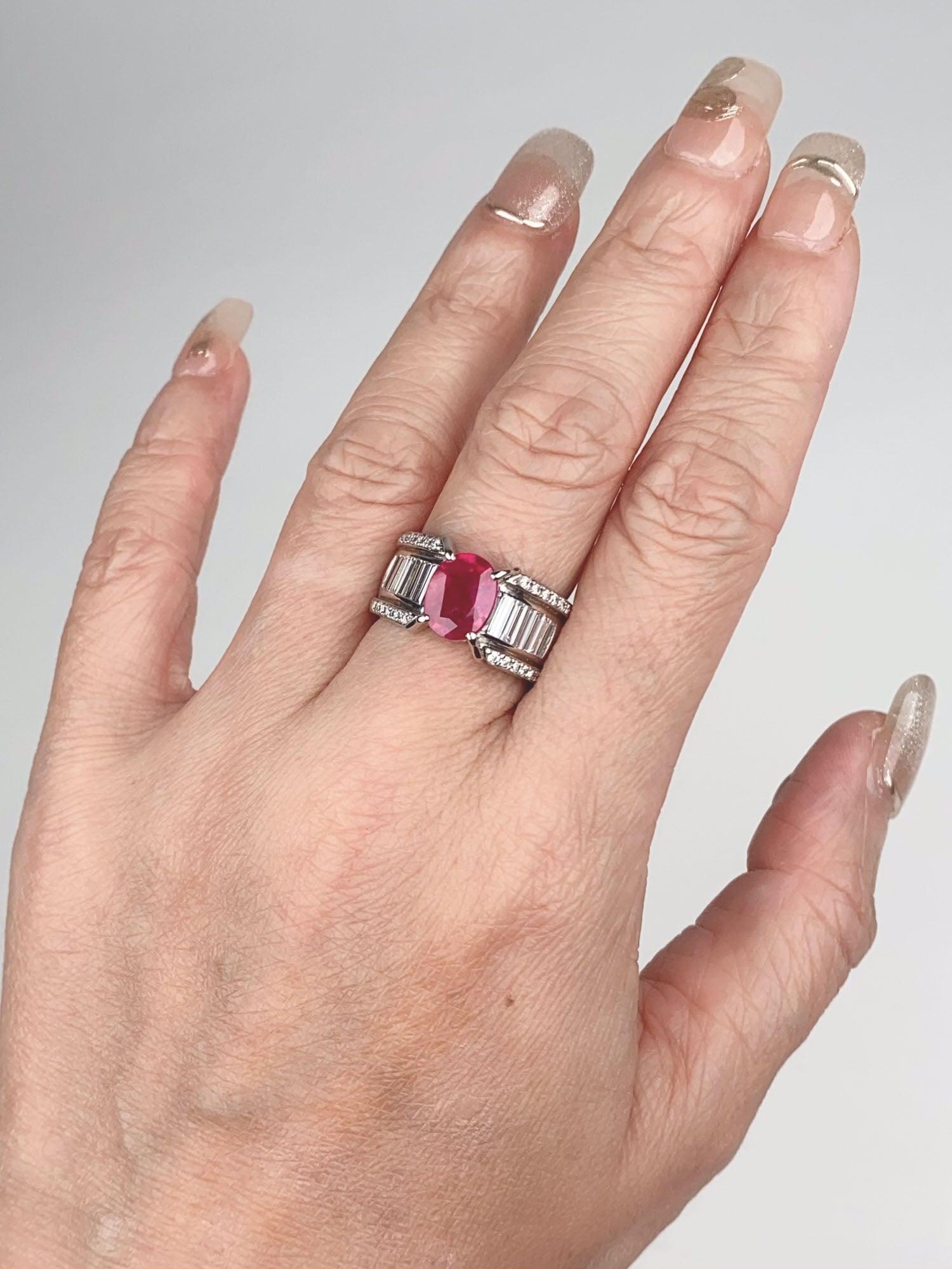 da uomo o donna Anello di platino pesante 1,77ct rubino su una splendida fascia di diamanti a baguette 12,6g R6786 in vendita