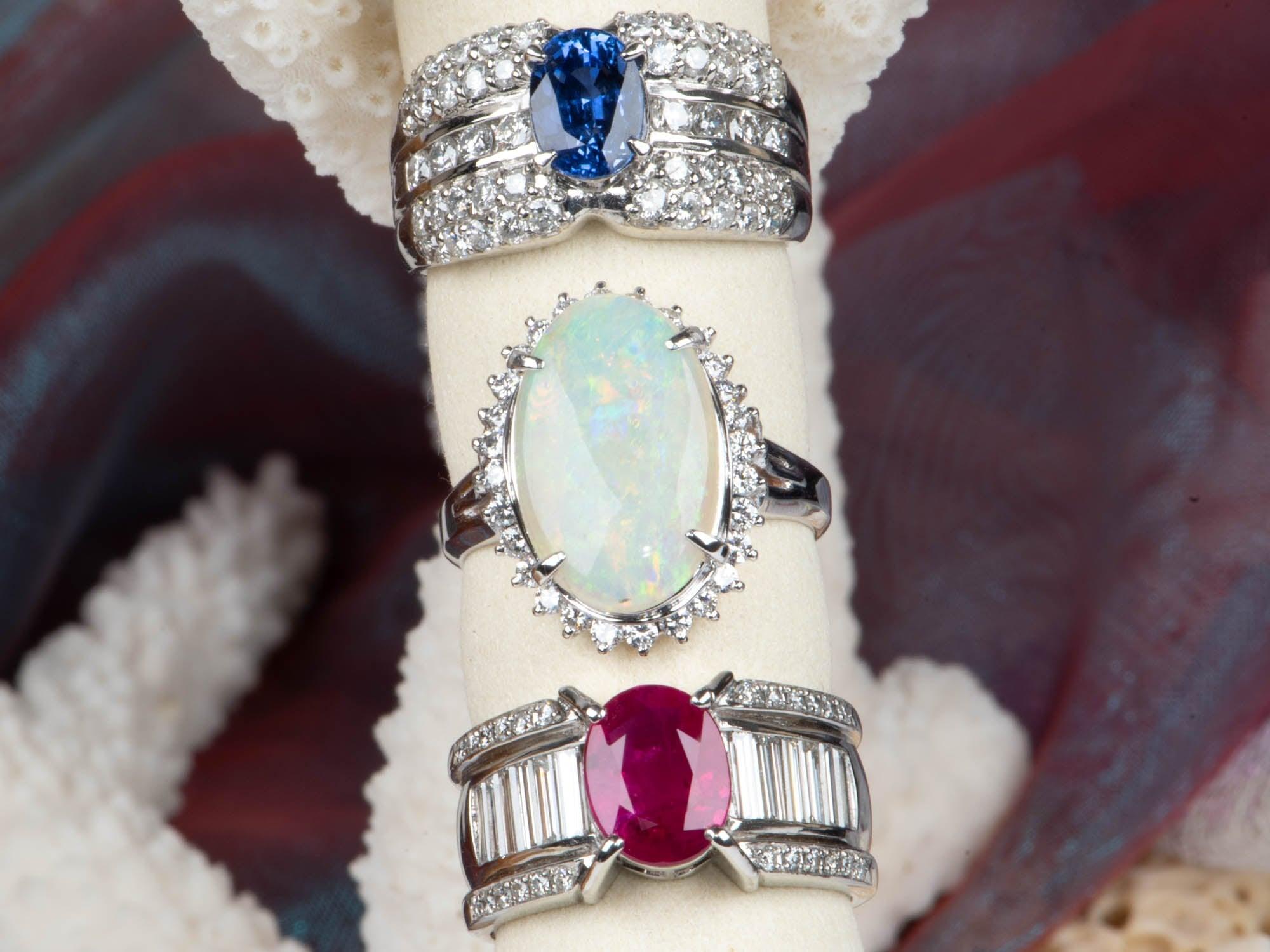 Anello di platino pesante 1,77ct rubino su una splendida fascia di diamanti a baguette 12,6g R6786 in vendita 3