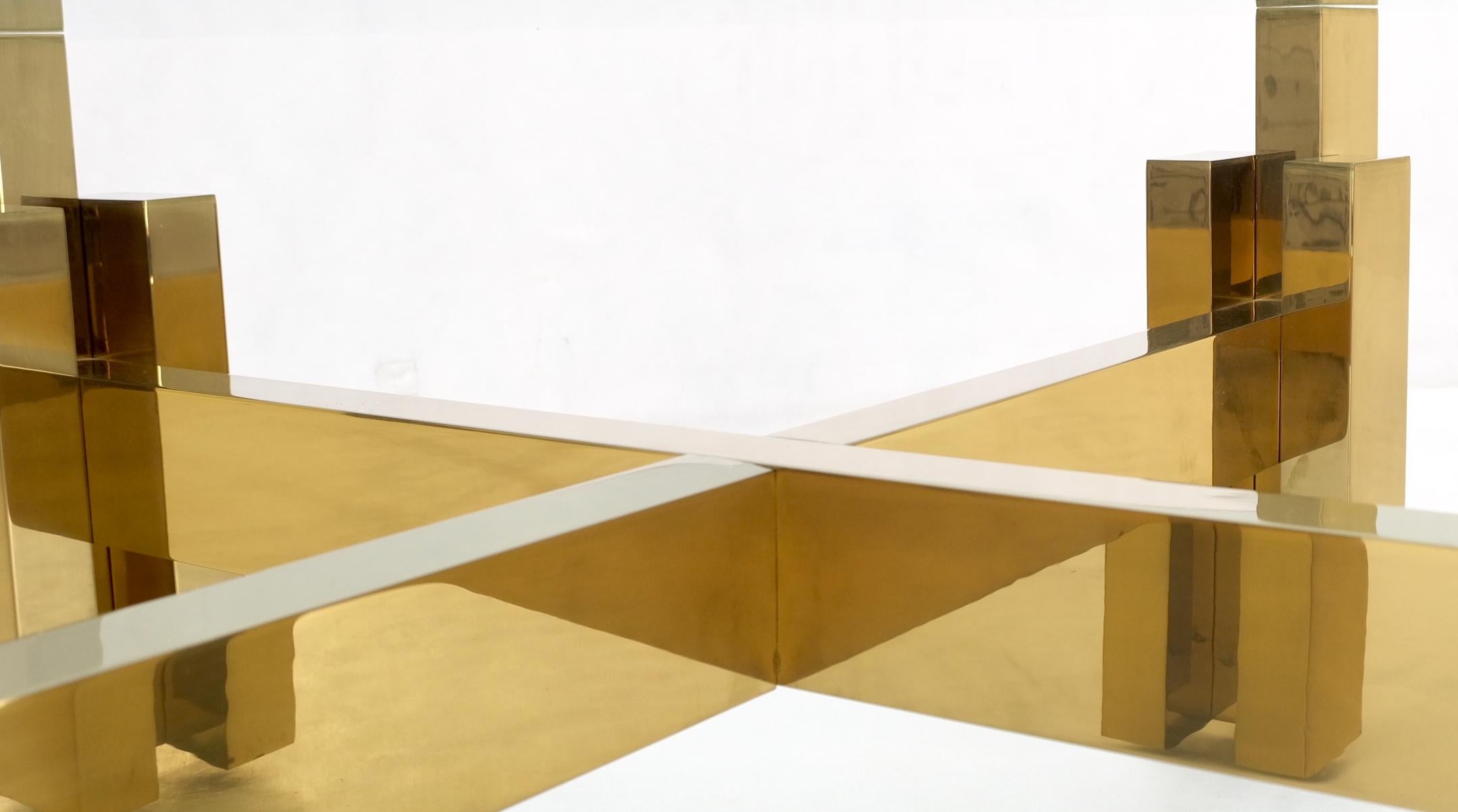 Table basse carrée en laiton poli épais x base en verre épais Nice ! en vente 2