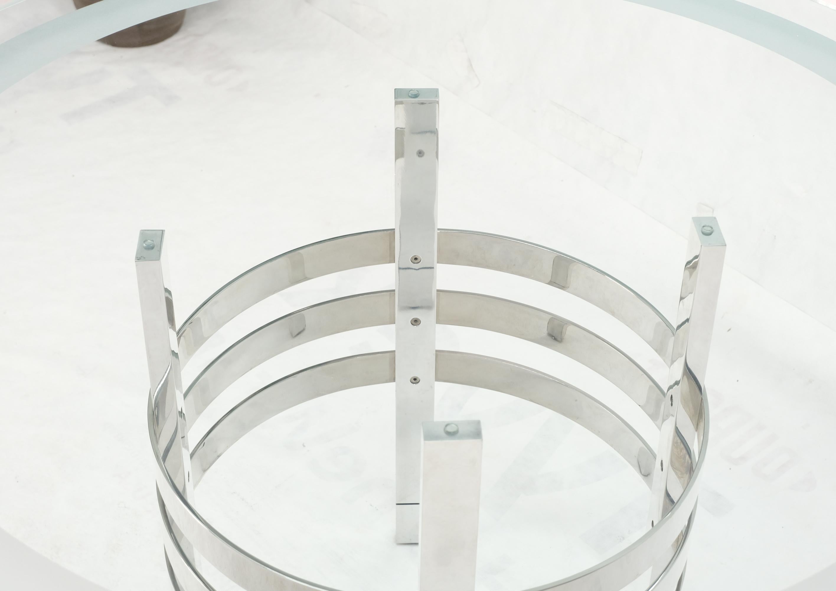 Runder Esstisch aus poliertem massivem Edelstahlglas mit geripptem Design im Angebot 3