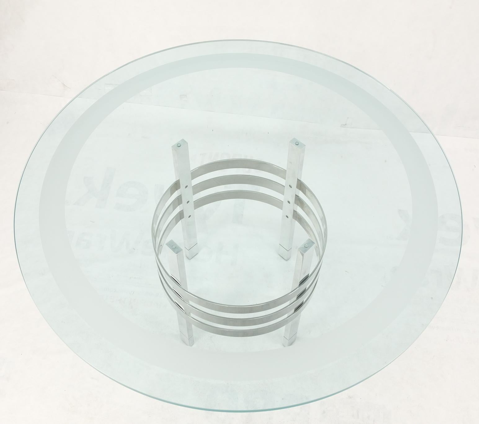 Runder Esstisch aus poliertem massivem Edelstahlglas mit geripptem Design (Moderne der Mitte des Jahrhunderts) im Angebot