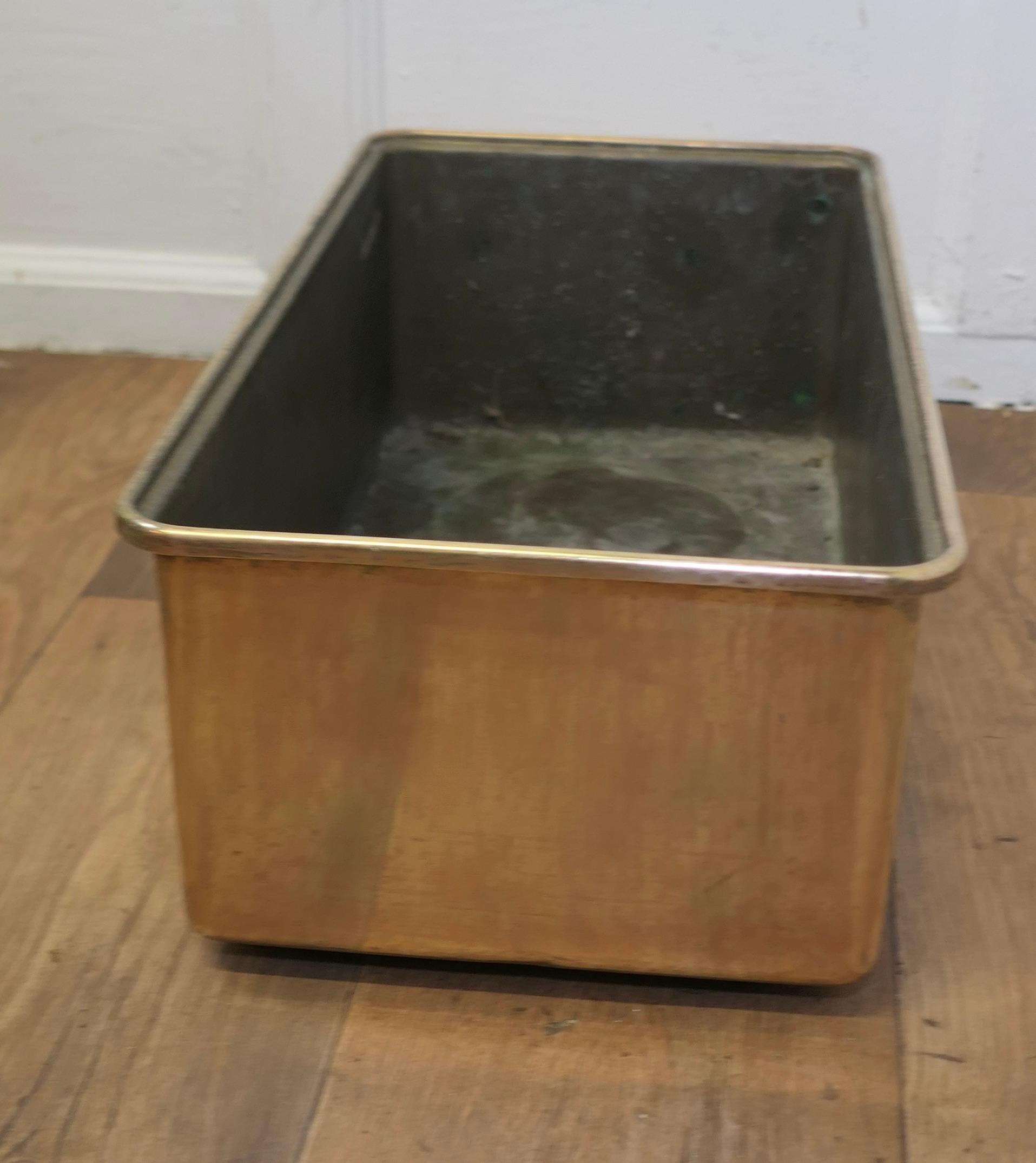 Heavy Quality Brass Planter  A lovely piece made in cast Brass   For Sale 1