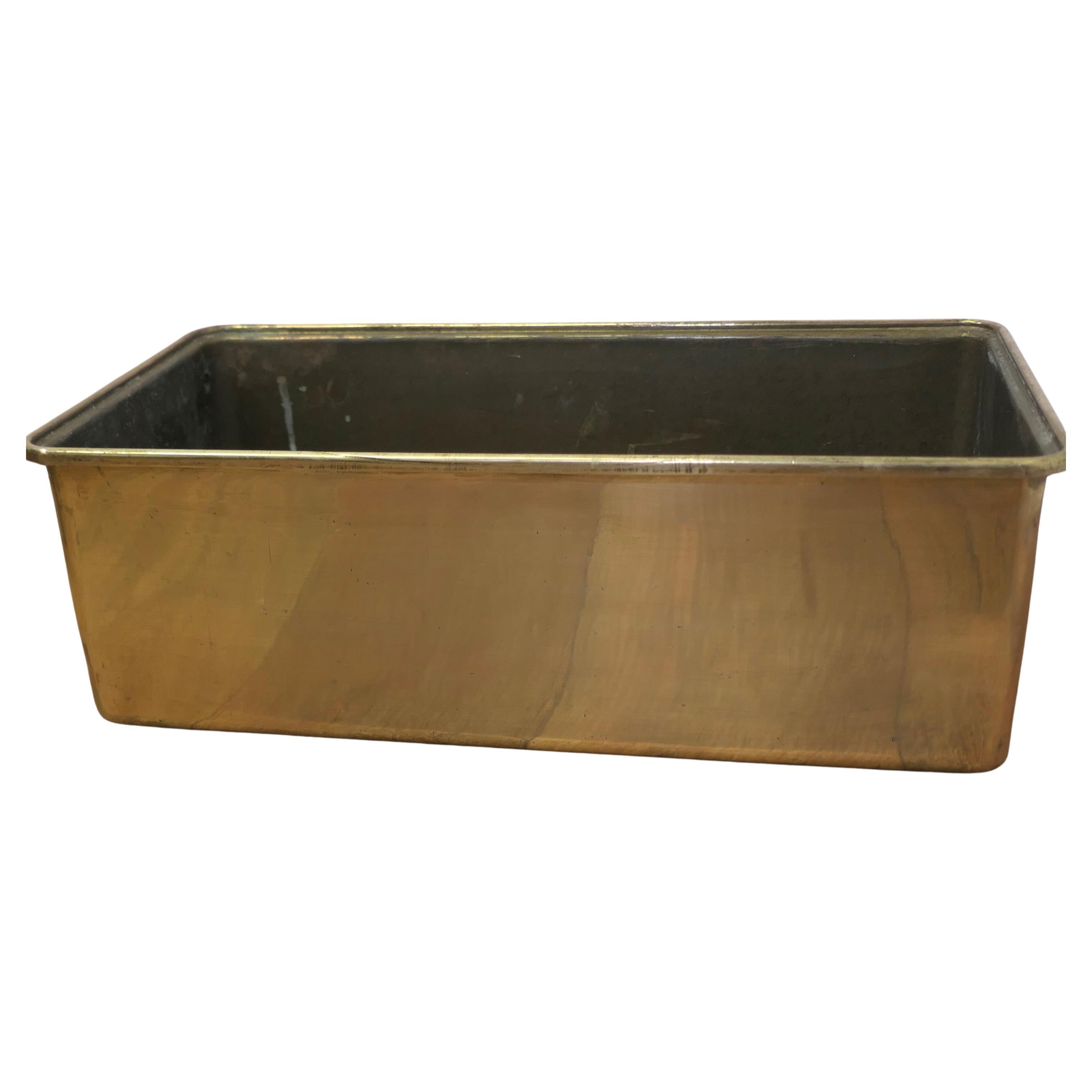 Heavy Quality Brass Planter  A lovely piece made in cast Brass   For Sale