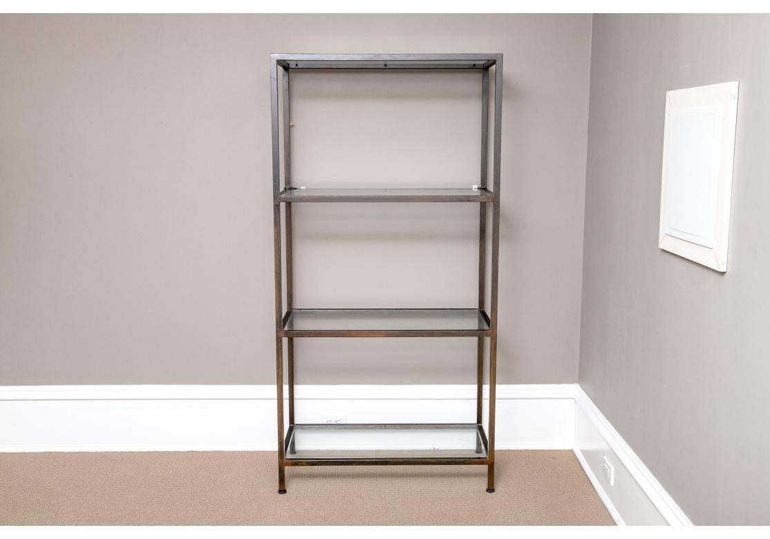 Un'etagere in ferro e vetro pesante e di qualità con tre ripiani in vetro e un quarto come piano dell'etagere. 
Le cornici in ferro con una patina fine e profonda si presentano nel complesso molto bene. 

Condizioni: Si prega di vedere le foto dei