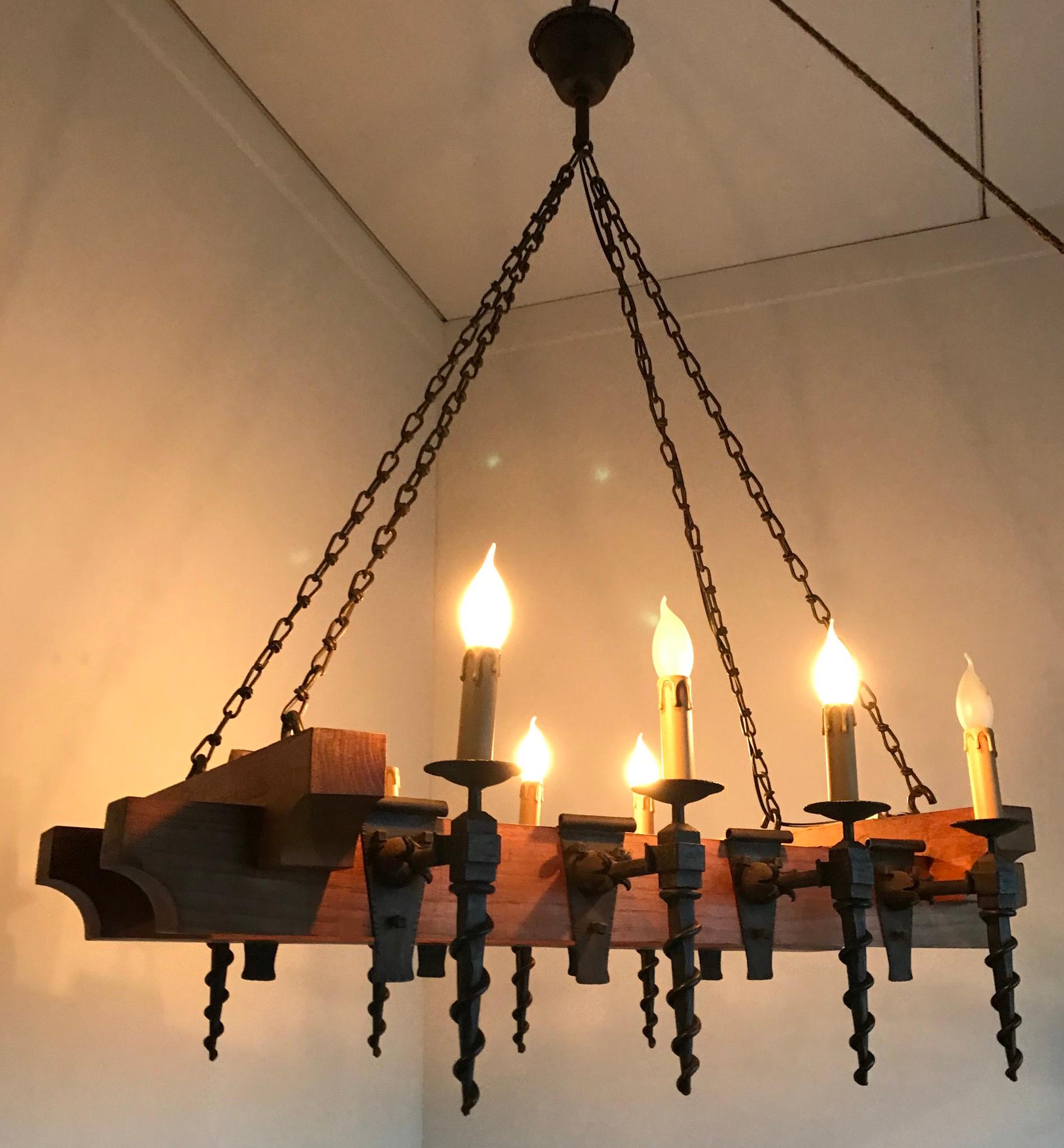 Lampe de lustre Arts & Crafts en chêne de grande qualité avec poutres en chêne et torches en fer forgé en vente 7