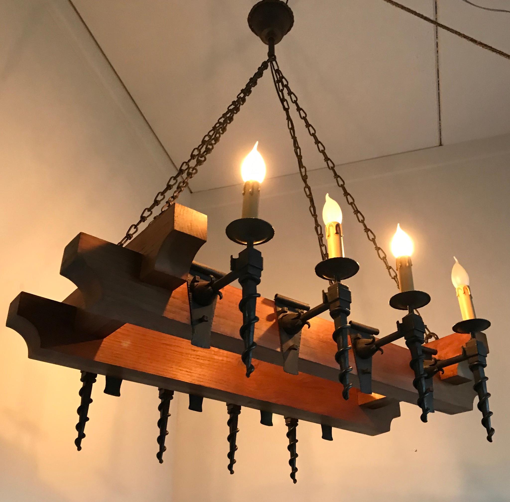 Lampe de lustre Arts & Crafts en chêne de grande qualité avec poutres en chêne et torches en fer forgé en vente 12