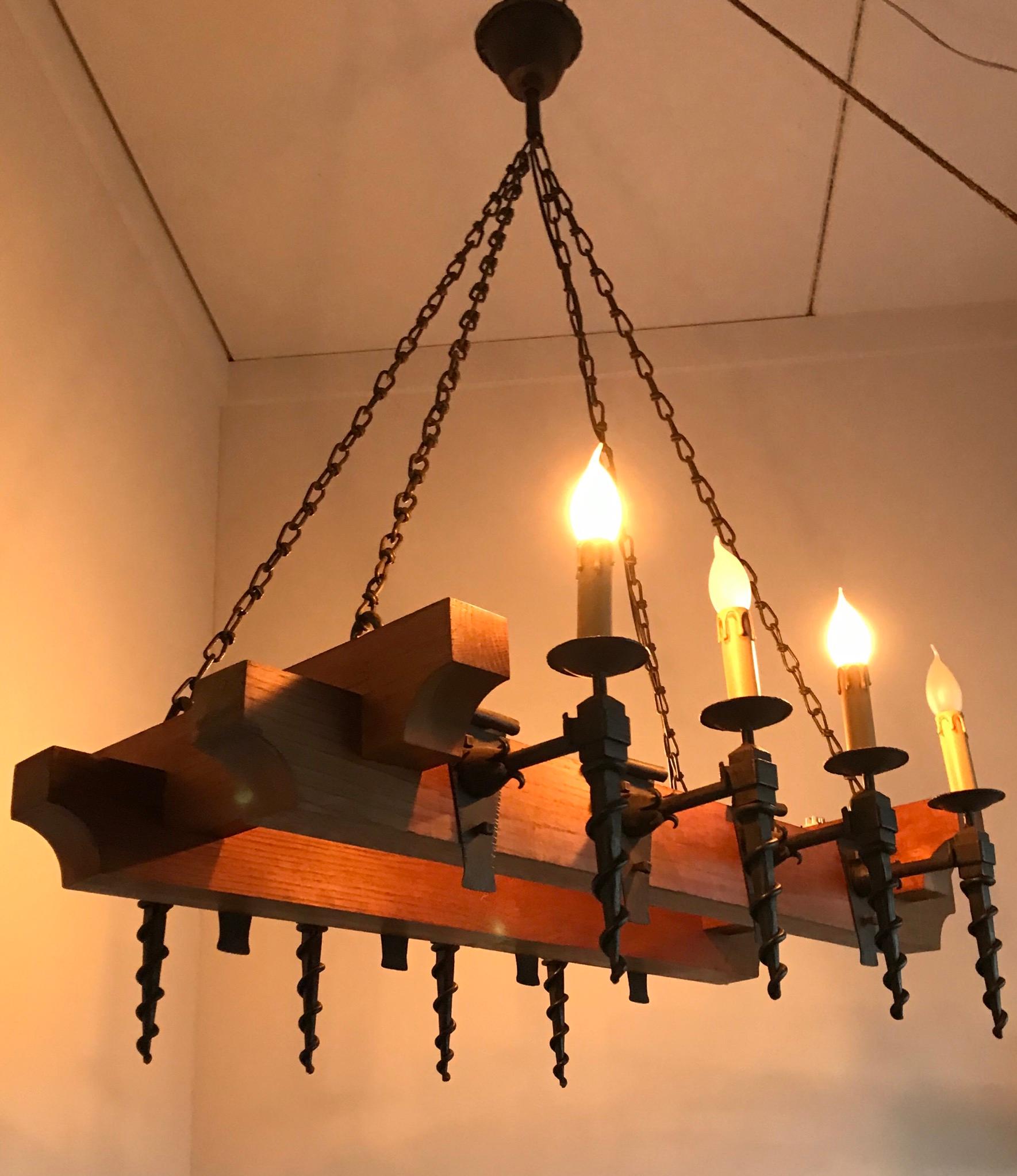 Français Lampe de lustre Arts & Crafts en chêne de grande qualité avec poutres en chêne et torches en fer forgé en vente