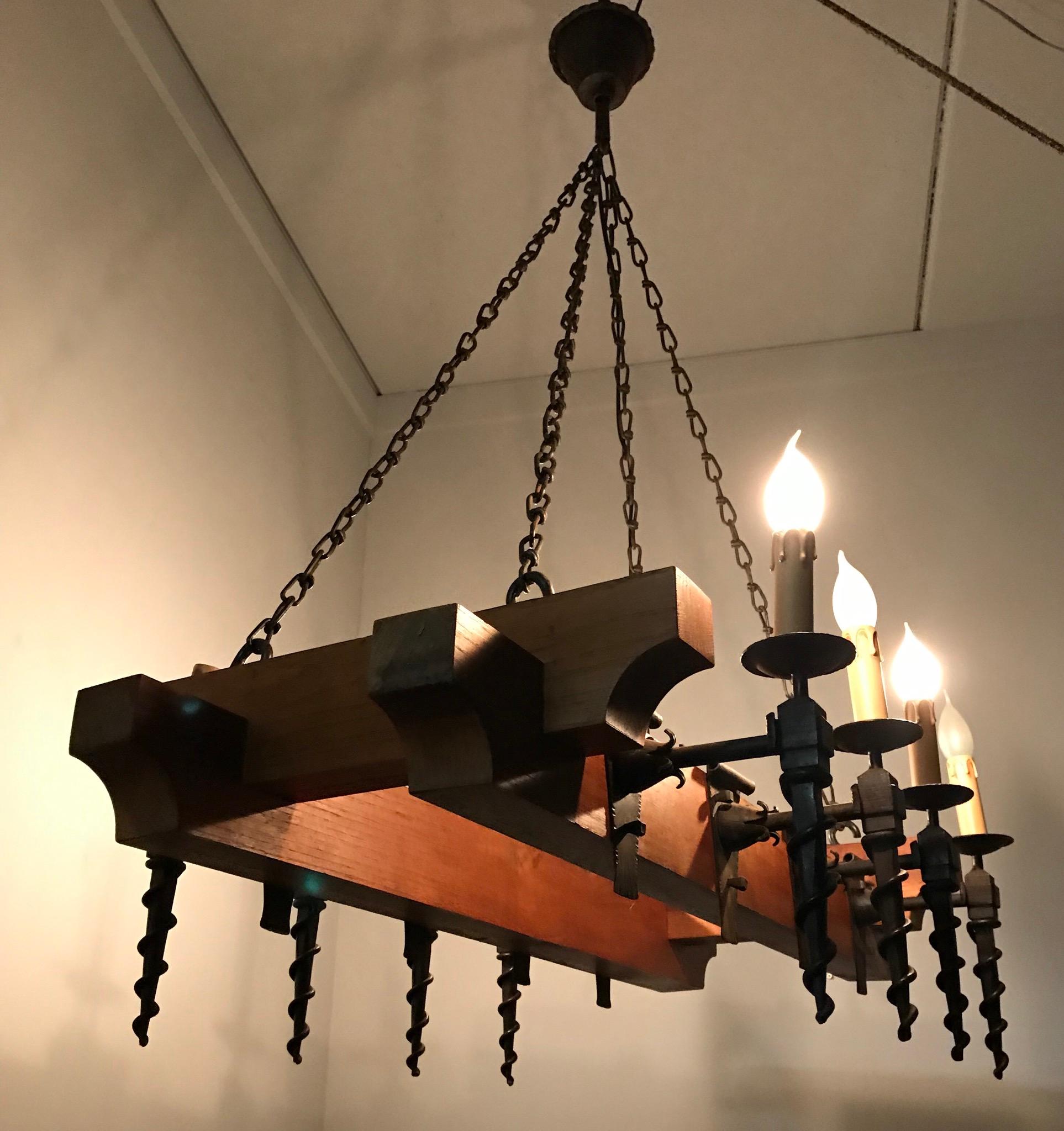 Forgé Lampe de lustre Arts & Crafts en chêne de grande qualité avec poutres en chêne et torches en fer forgé en vente