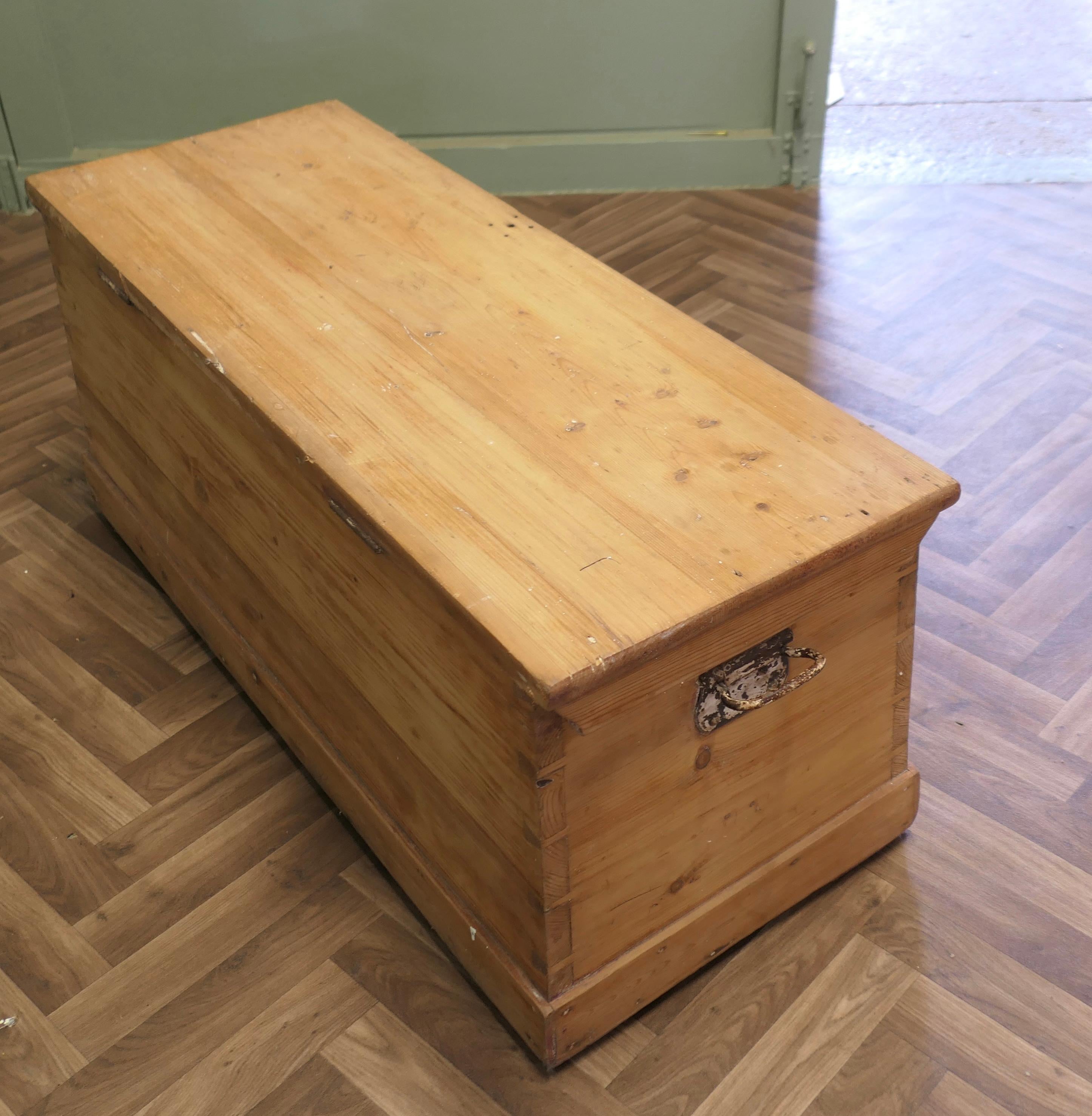Heavy Quality Pine Carriage Trunk In Good Condition For Sale In Godshill, Isle of Wight
