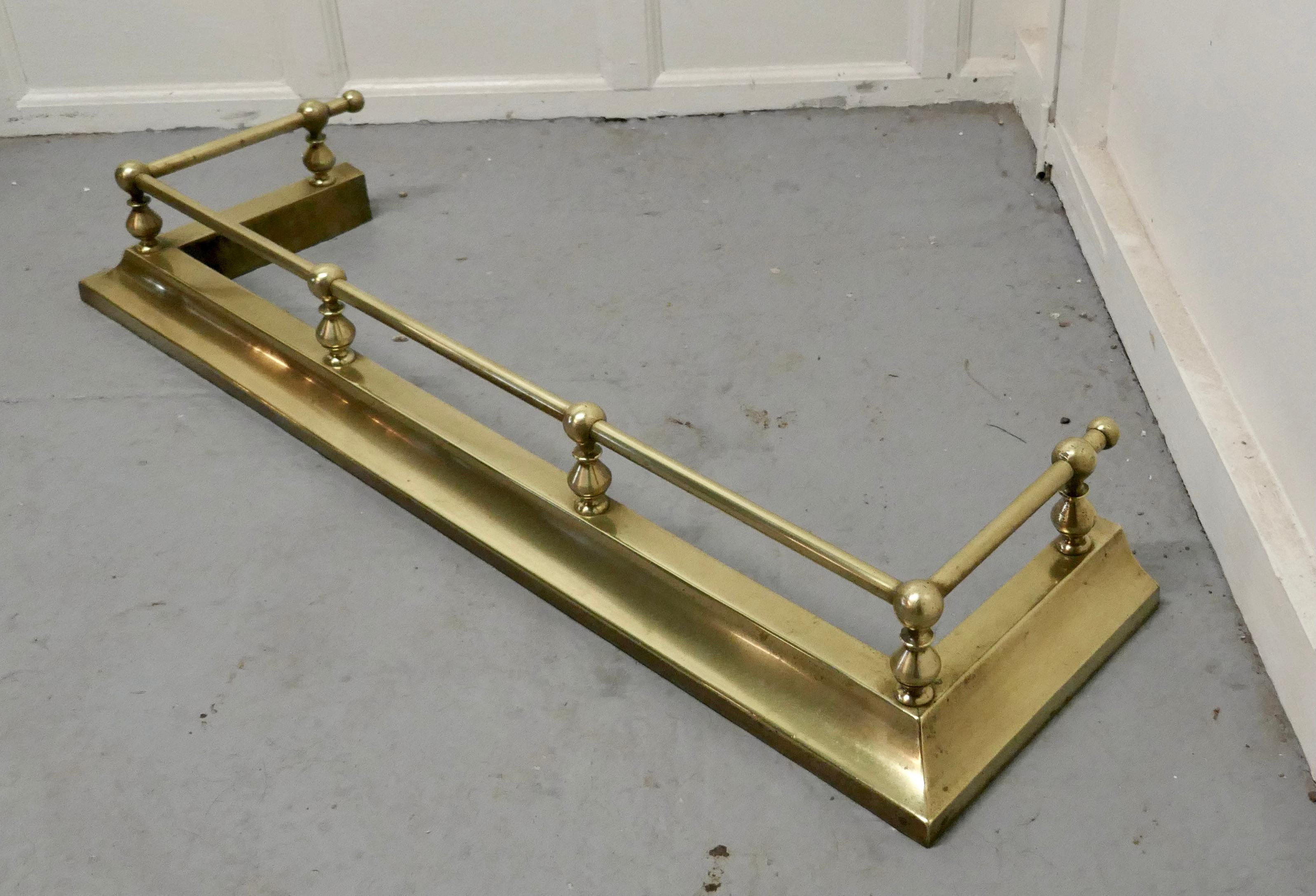 Heavy Quality Victorian Brass Fender In Good Condition In Chillerton, Isle of Wight