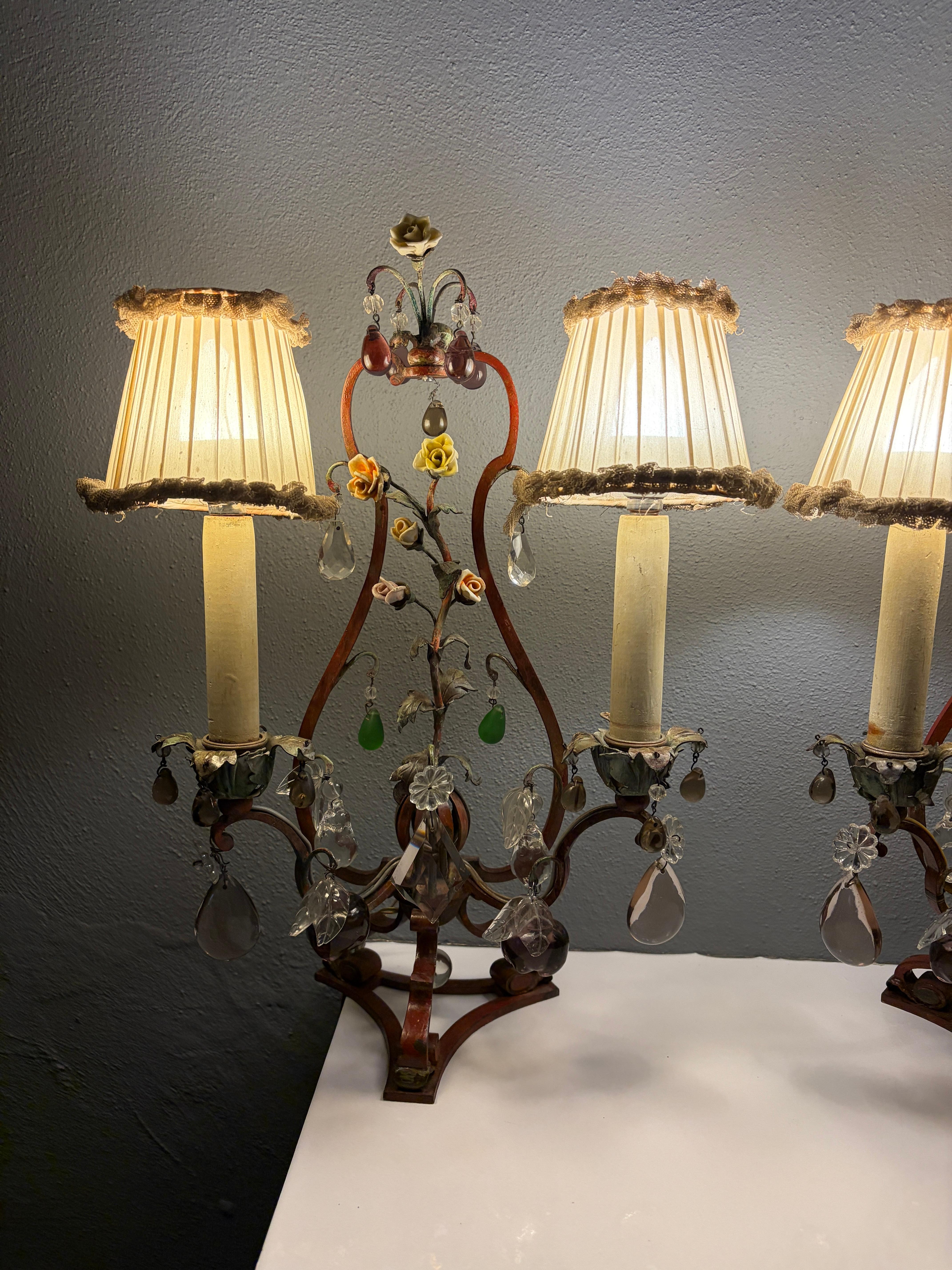 italien Lampes à gouttes Murano avec abat-jour, lourdes roses rouges et pommes, Italie, CIRCA 1900 en vente