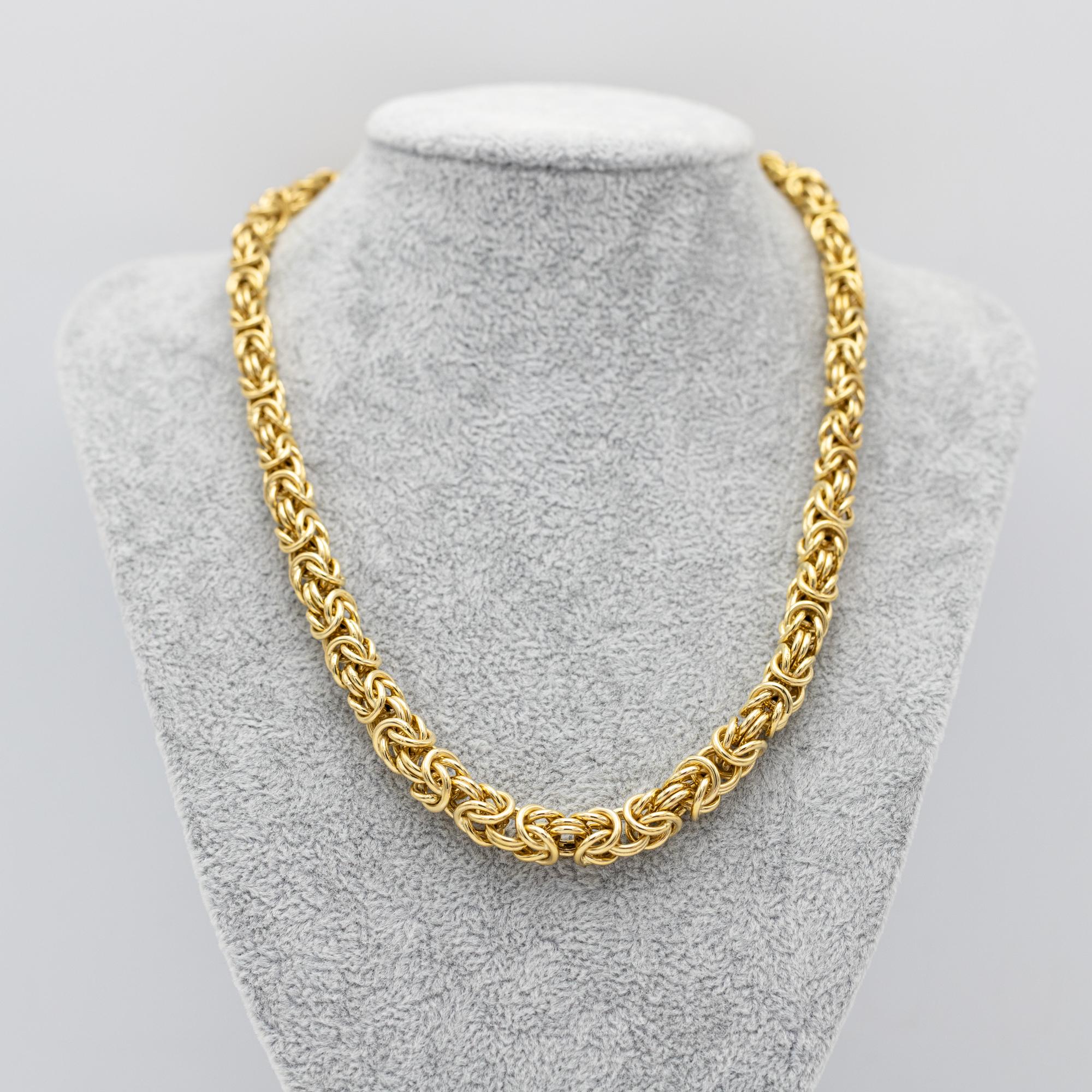 For sale is this 18 k gold retro necklace. This byzantine chain is a little graduated from small to larger in the middle, to small again. This Necklace checks of all the characteristics of the typical retro jewelry, no or a small number of gemstones