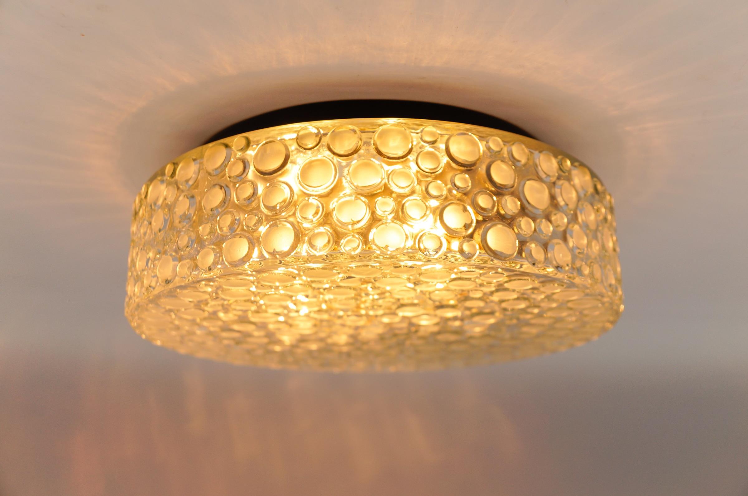 Mid-Century moderno Lampada da incasso o da parete a bolla in vetro trasparente e satinato, anni '60 in vendita