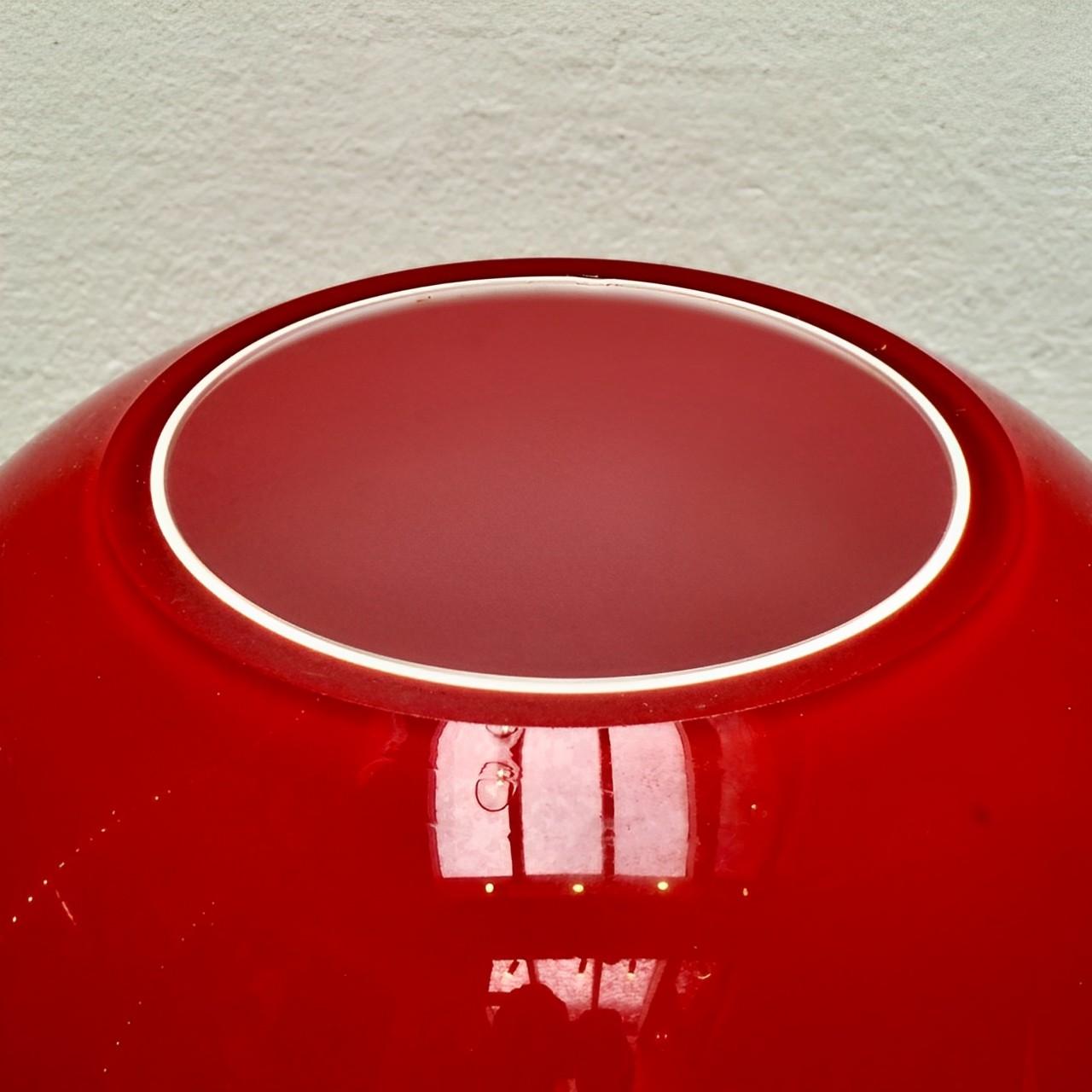 Vase boule en verre d'art lourd, de couleur rouge progressant vers une base rouge plus foncée, avec un intérieur blanc. Le vase a une magnifique forme organique ronde. Hauteur 18,5 cm / 7,2 pouces, diamètre 16,9 cm / 6,65 pouces.

Il s'agit d'un