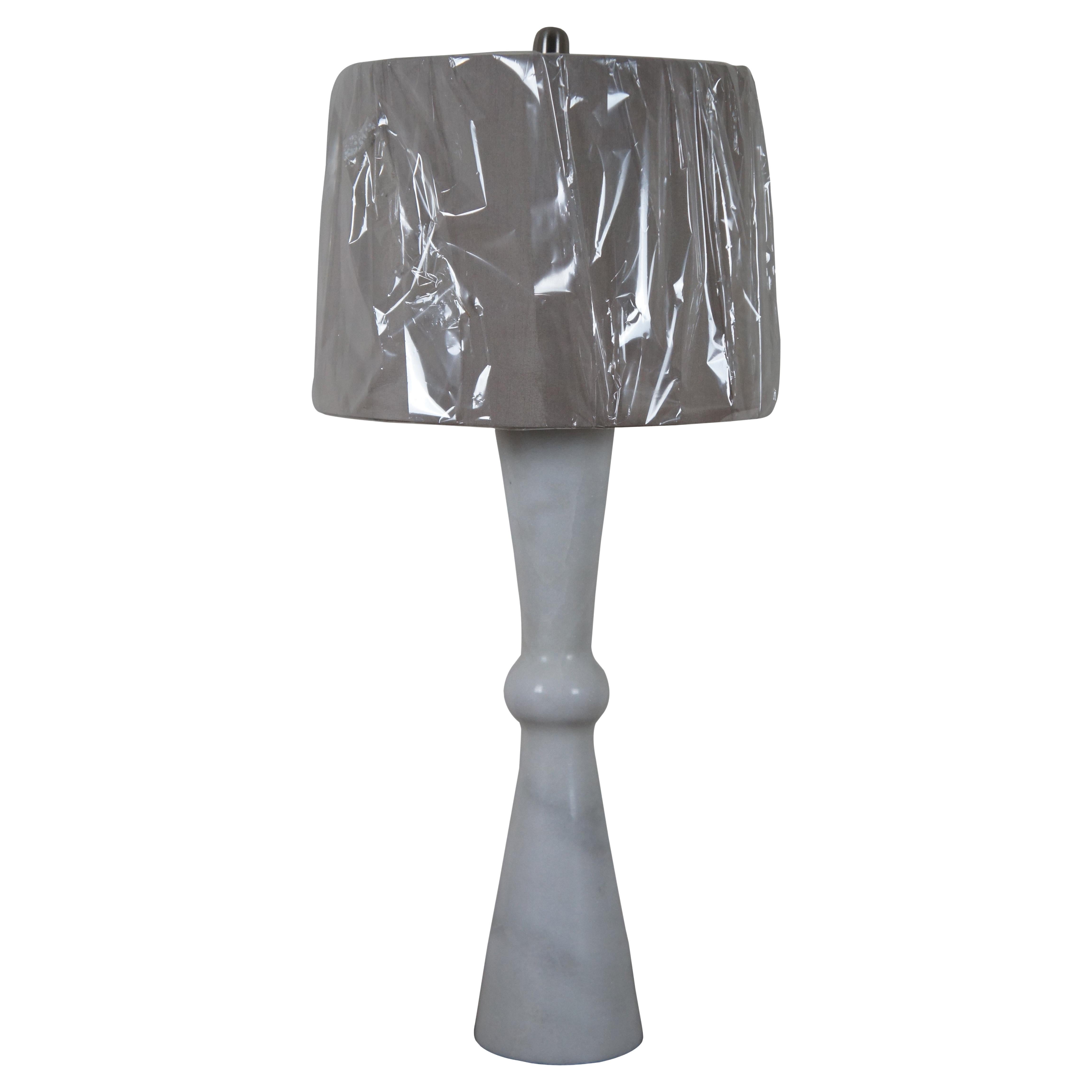 Tischlampe aus weißem Marmor mit runder Sanduhr und Schleife, Säulentischlampe