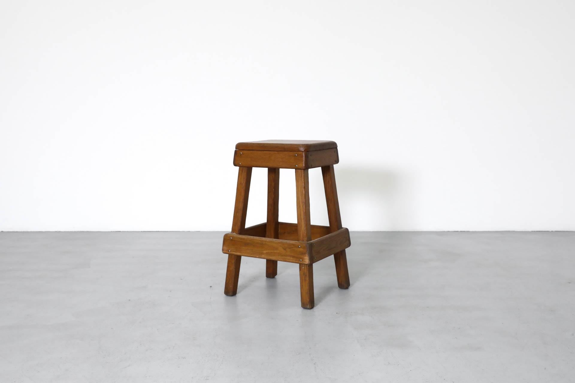 Einzelne schwere rustikale Eiche Brutalist Bar Höhe Hocker (Eichenholz) im Angebot