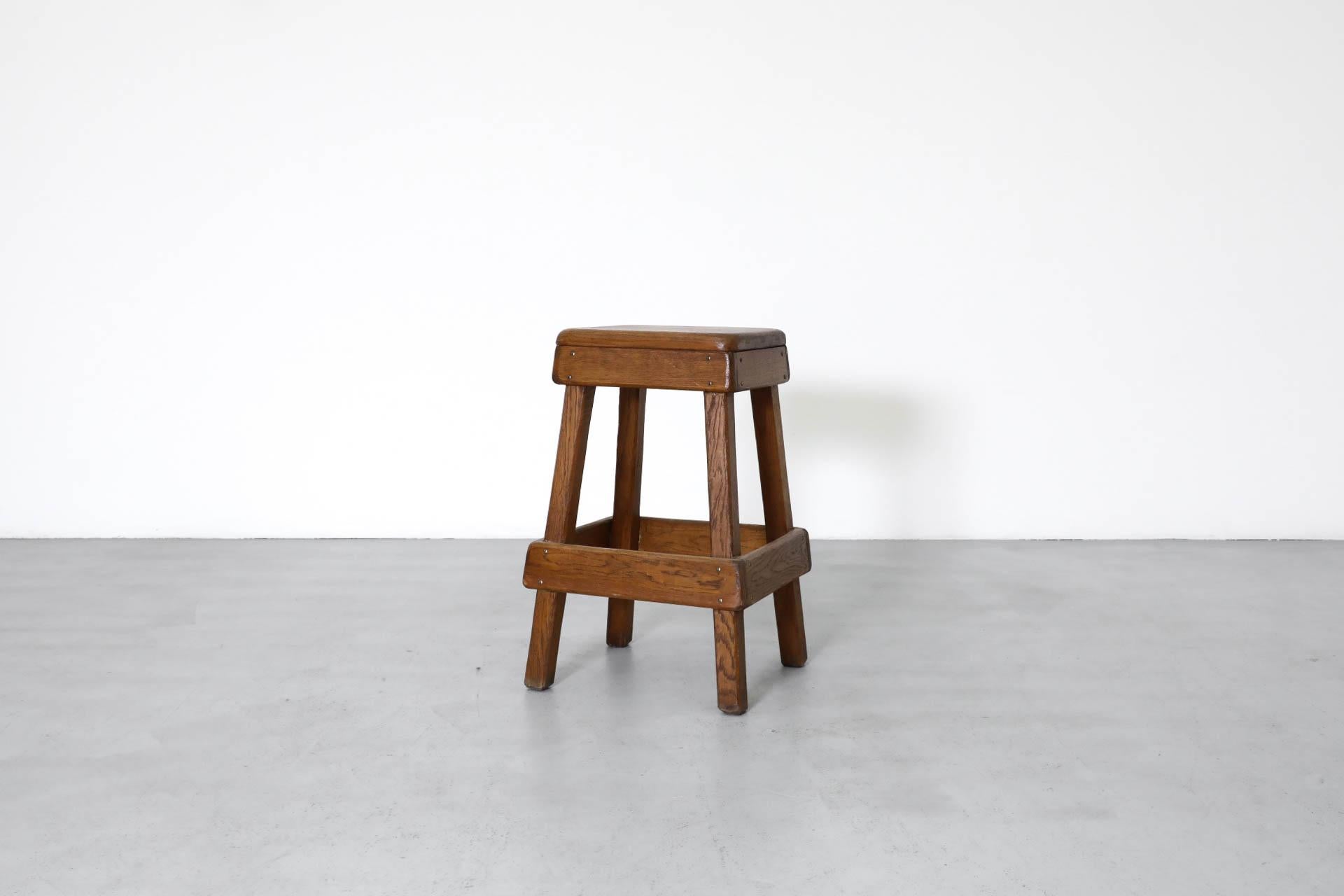 Brutalistischer Barhocker aus schwerer, rustikaler Eiche. Im Originalzustand, mit sichtbaren Gebrauchsspuren und schöner Patina. Die Fußstütze befindet sich 12,5