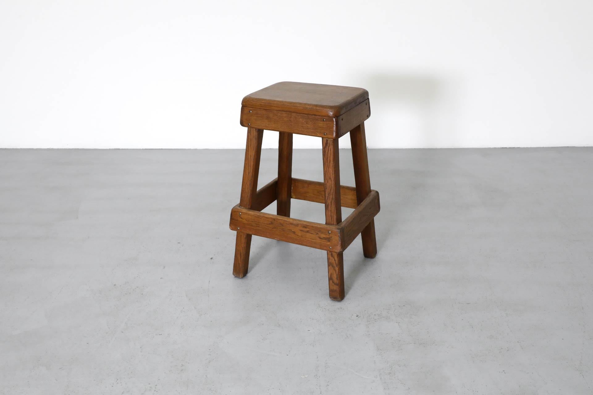 Einzelne schwere rustikale Eiche Brutalist Bar Höhe Hocker (Moderne der Mitte des Jahrhunderts) im Angebot