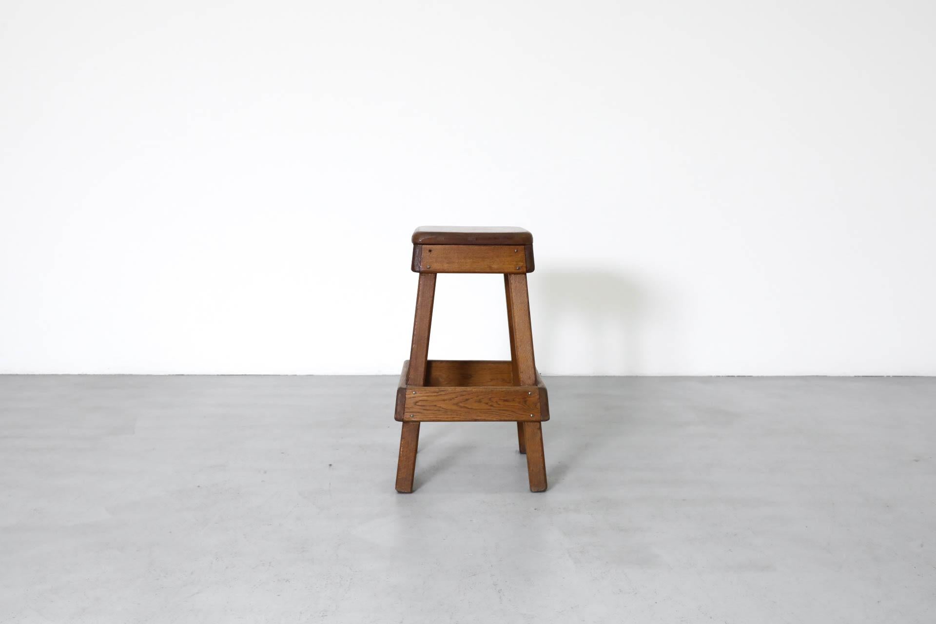 Einzelne schwere rustikale Eiche Brutalist Bar Höhe Hocker (Niederländisch) im Angebot