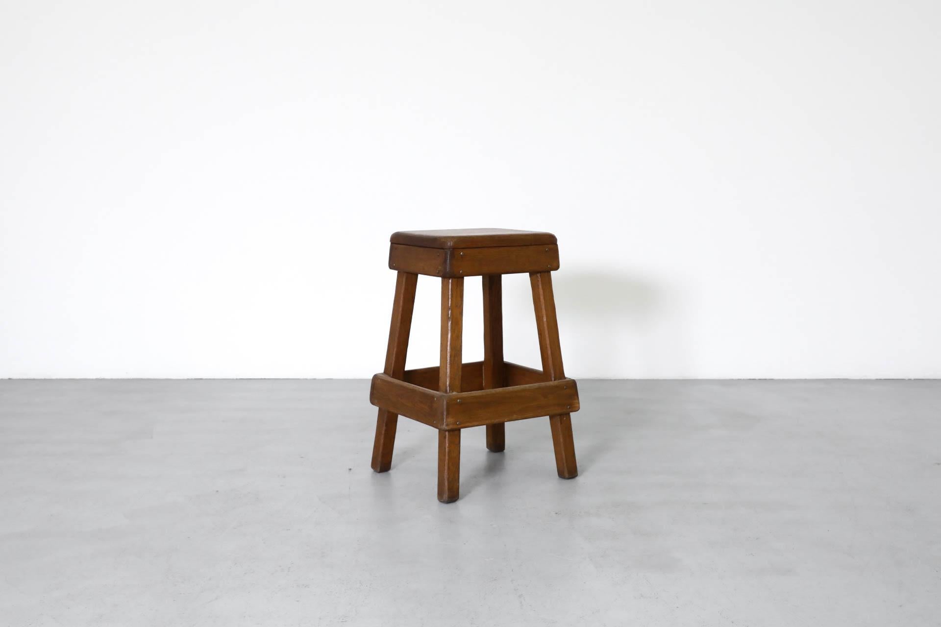 Einzelne schwere rustikale Eiche Brutalist Bar Höhe Hocker im Zustand „Gut“ im Angebot in Los Angeles, CA
