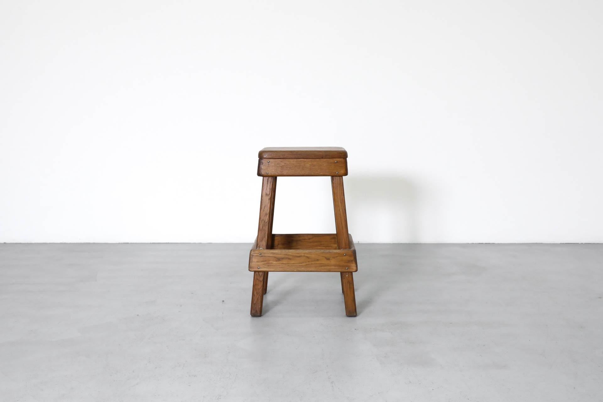 Einzelne schwere rustikale Eiche Brutalist Bar Höhe Hocker (Mitte des 20. Jahrhunderts) im Angebot