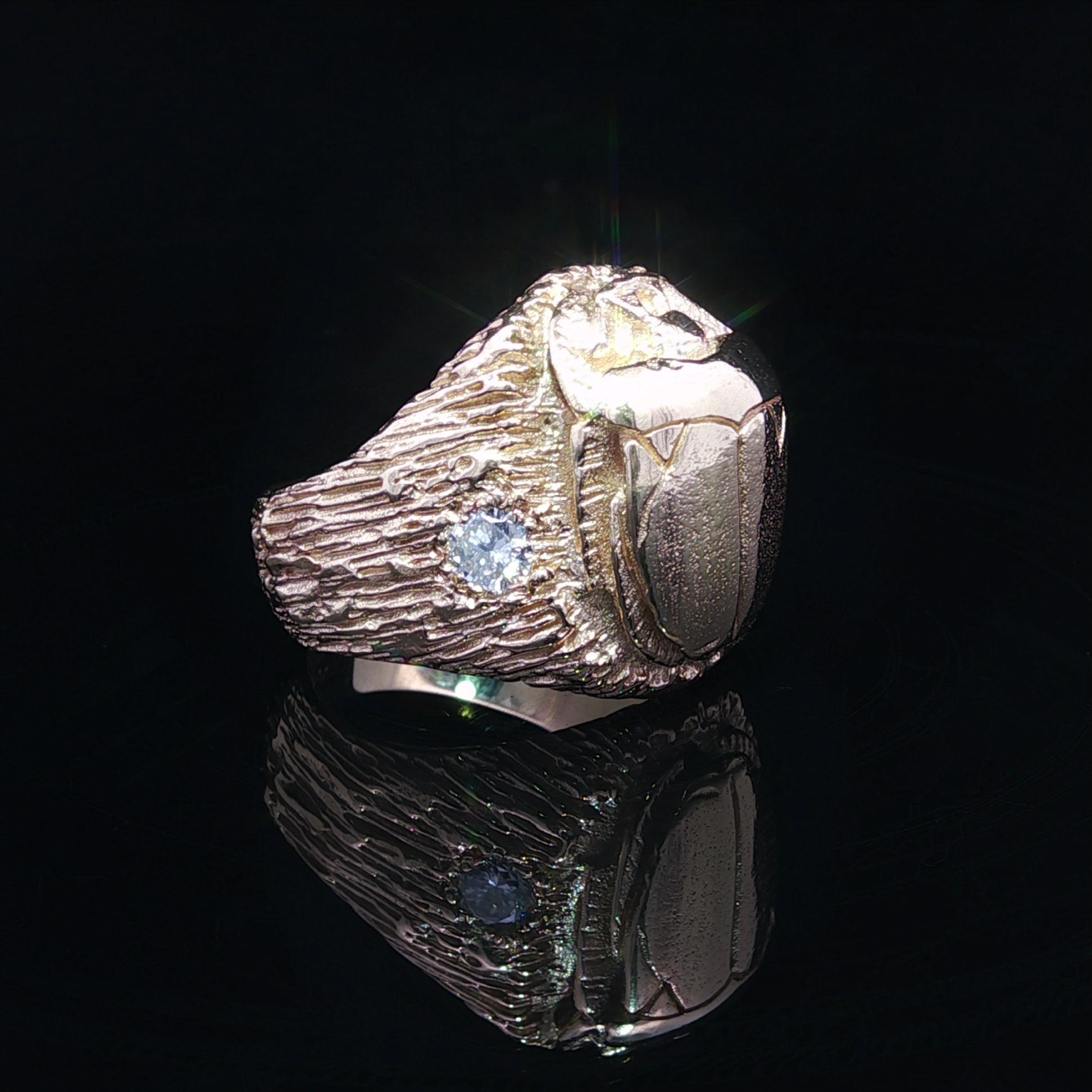 --Piedra(s):--
(1) Diamantes auténticos naturales - Talla brillante redonda - Engastados - Color F/G - Claridad VS1/VS2 - 0,34ctw (aprox.)

Material: Oro amarillo macizo de 14 quilates
Peso: 19,64 gramos
Tamaño del anillo: 7,0 (ajustado al dedo,