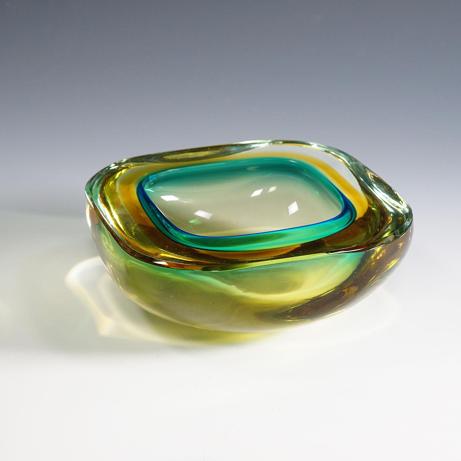 Heavy Seguso Vetri d'Arte (attr.) Murano Art glass bowl 1950s

A heavy Murano glass bowl most probably manufactured by Seguso Vetri d'Arte circa 1950s. Thick green and yellow glass with clear overlay. A classical design of the 50s which highlights