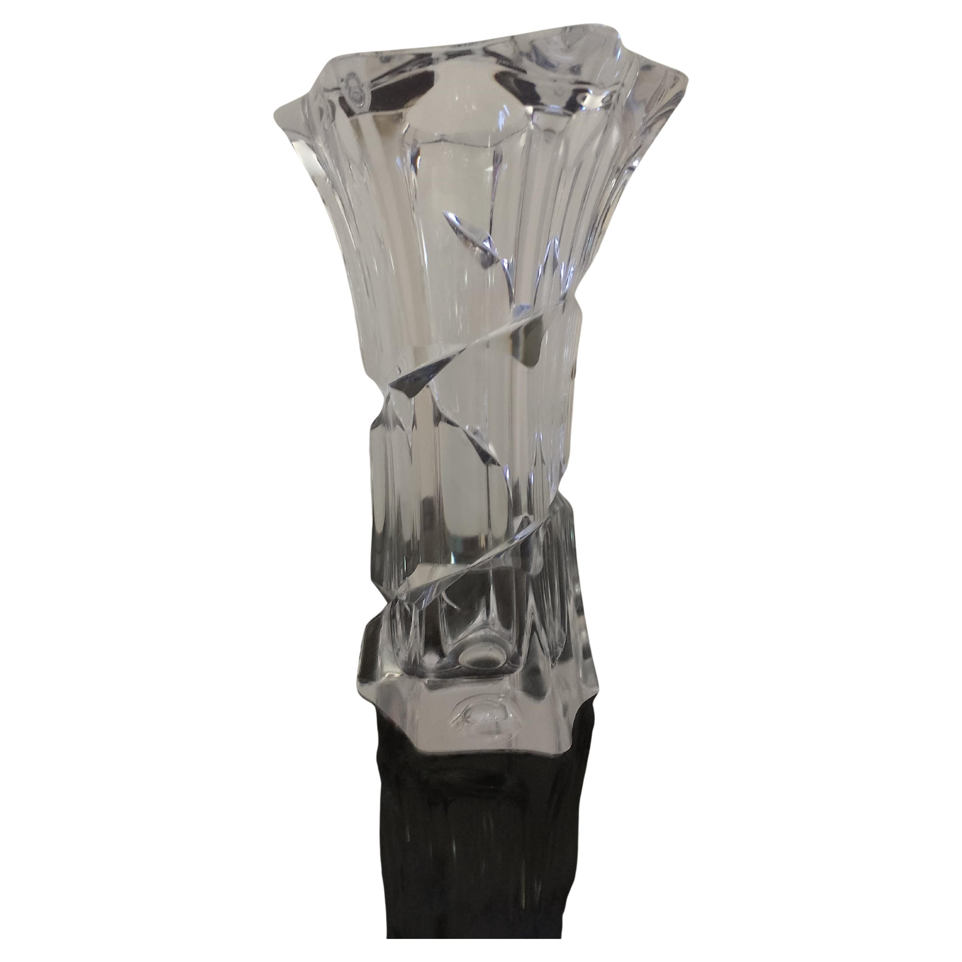 Une belle pièce du 20e siècle  Vase en cristal de Sèvres, de forme organique avec un bord évasé asymétrique et une base plate, idéal comme centre de table ou comme réceptacle élégant pour les fleurs. Estampillé sur la base avec la marque du