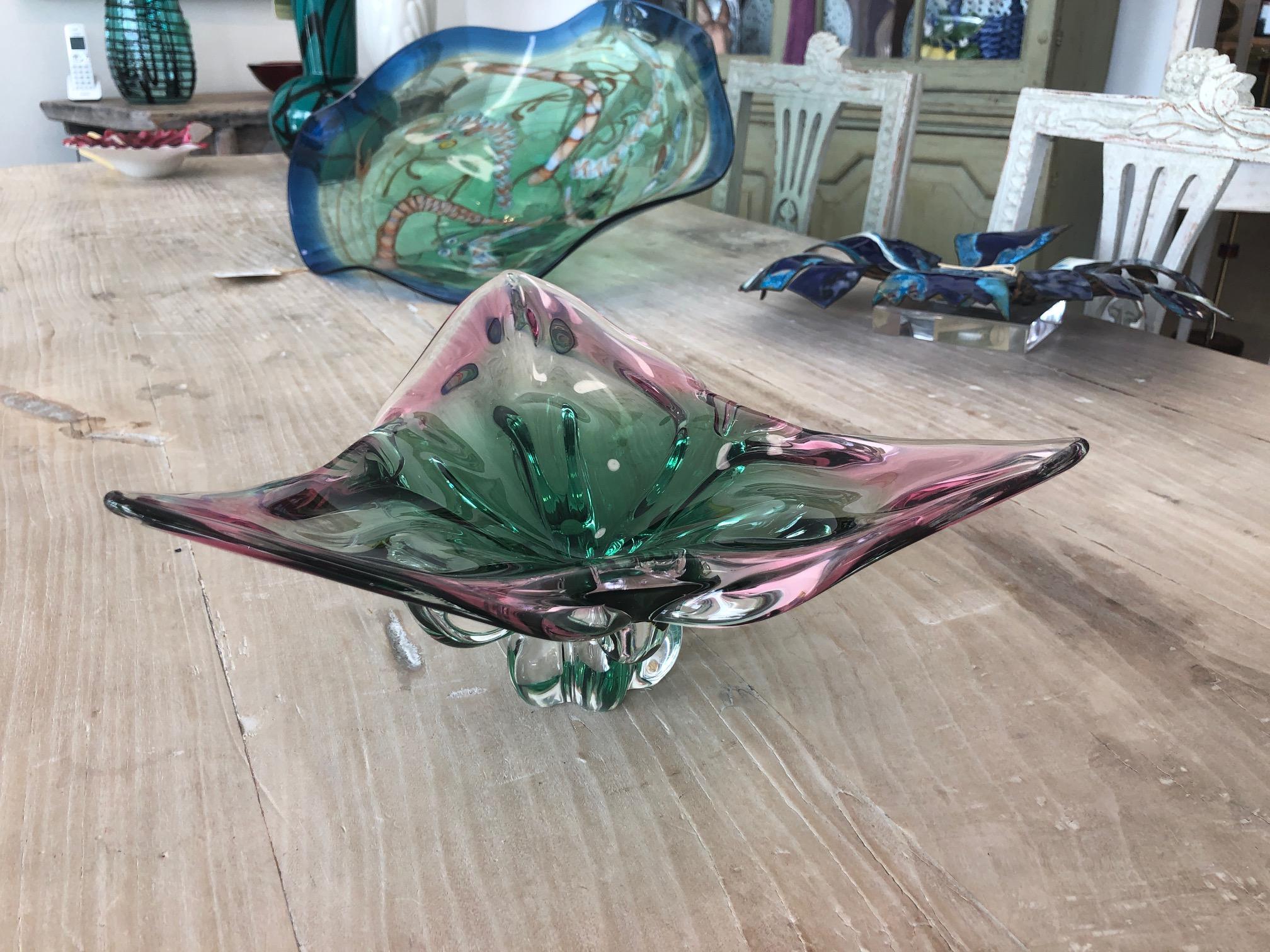Hand-Crafted Heavy Signed 1960s Murano Glass Bowl Triangle-Shaped Green and Pink For Sale
