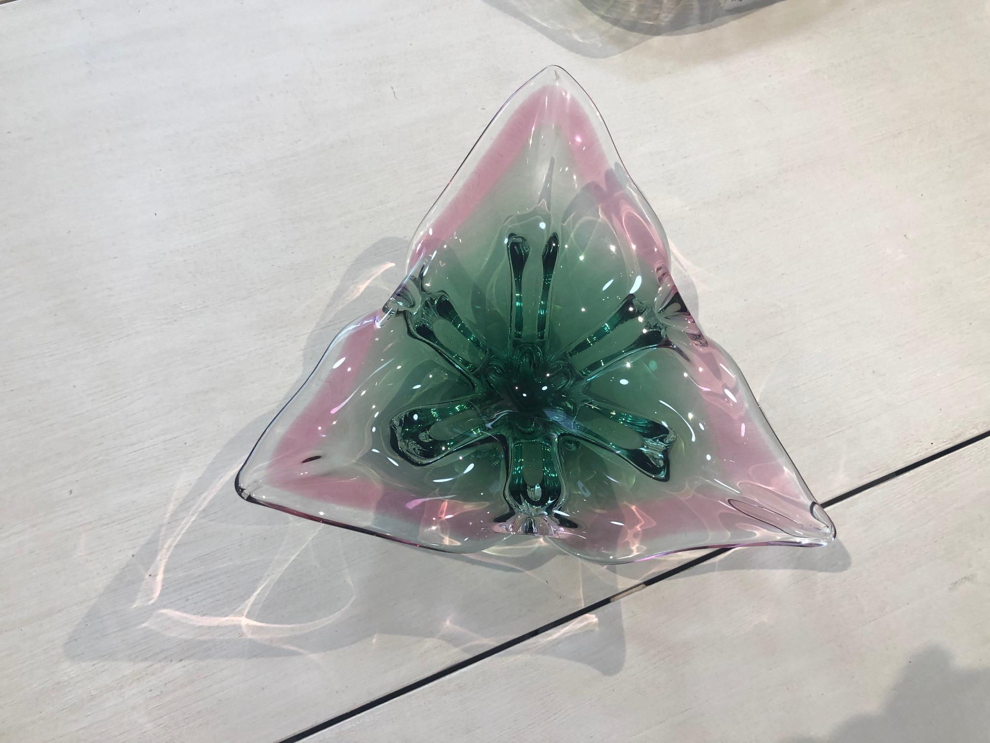 Heavy Signed 1960s Murano Glass Bowl Triangle-Shaped Green and Pink For Sale 1