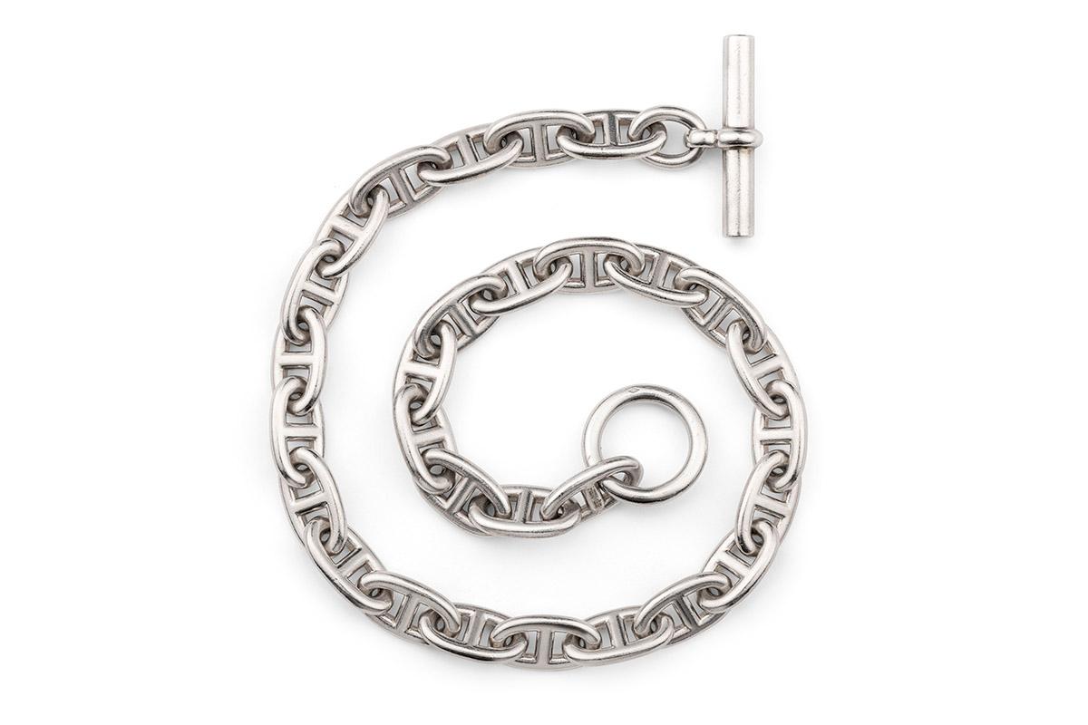 Vintage Hermès. A heavy quality silver necklace of ships cable design by Hermés with a baton and circle clasp. Signed HERMÈS.
Measures 425mm in length x 11mm in width x 136g in weight.
Vintage piece.
20th century, French circa 1970.

Stock no. 1923