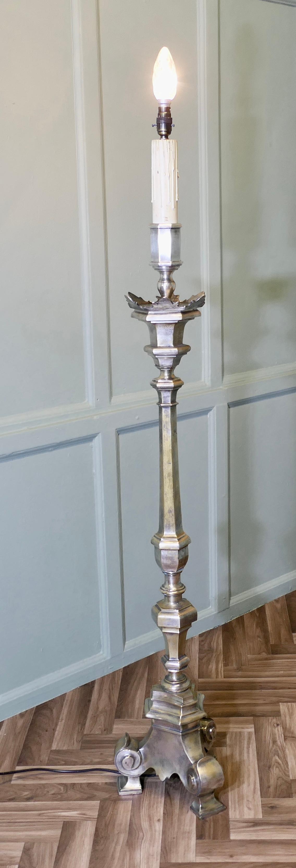 Lampada da terra o standard placcata in argento pesante 

Questa lampada è un pezzo statuario, placcato in argento su ottone con una colonna centrale sfaccettata molto grande; la parte superiore della lampada simula una candela con una lampadina a