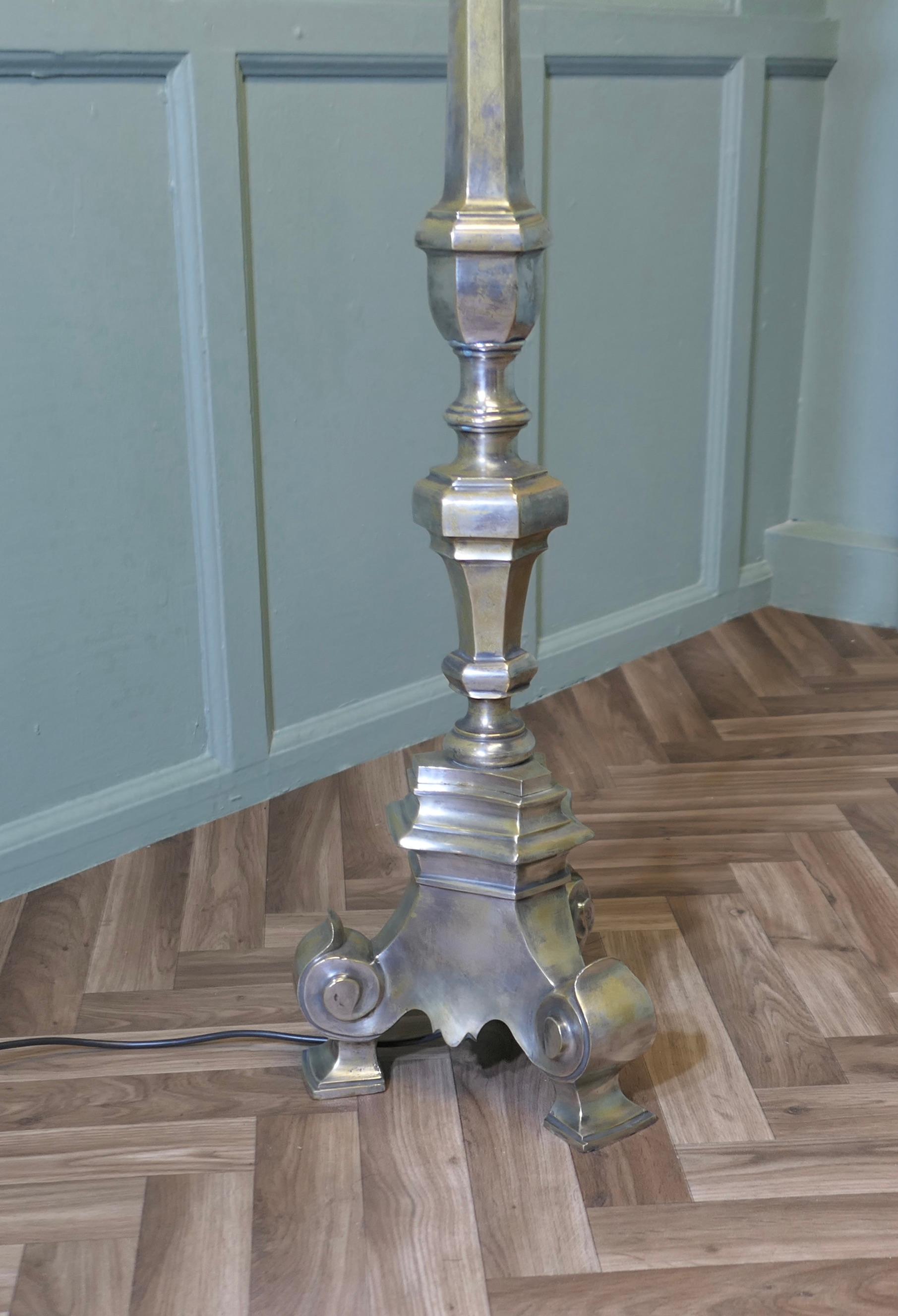 Inizio XX secolo Lampada da terra o standard placcata in argento pesante   Questa lampada è un pezzo statuario in vendita