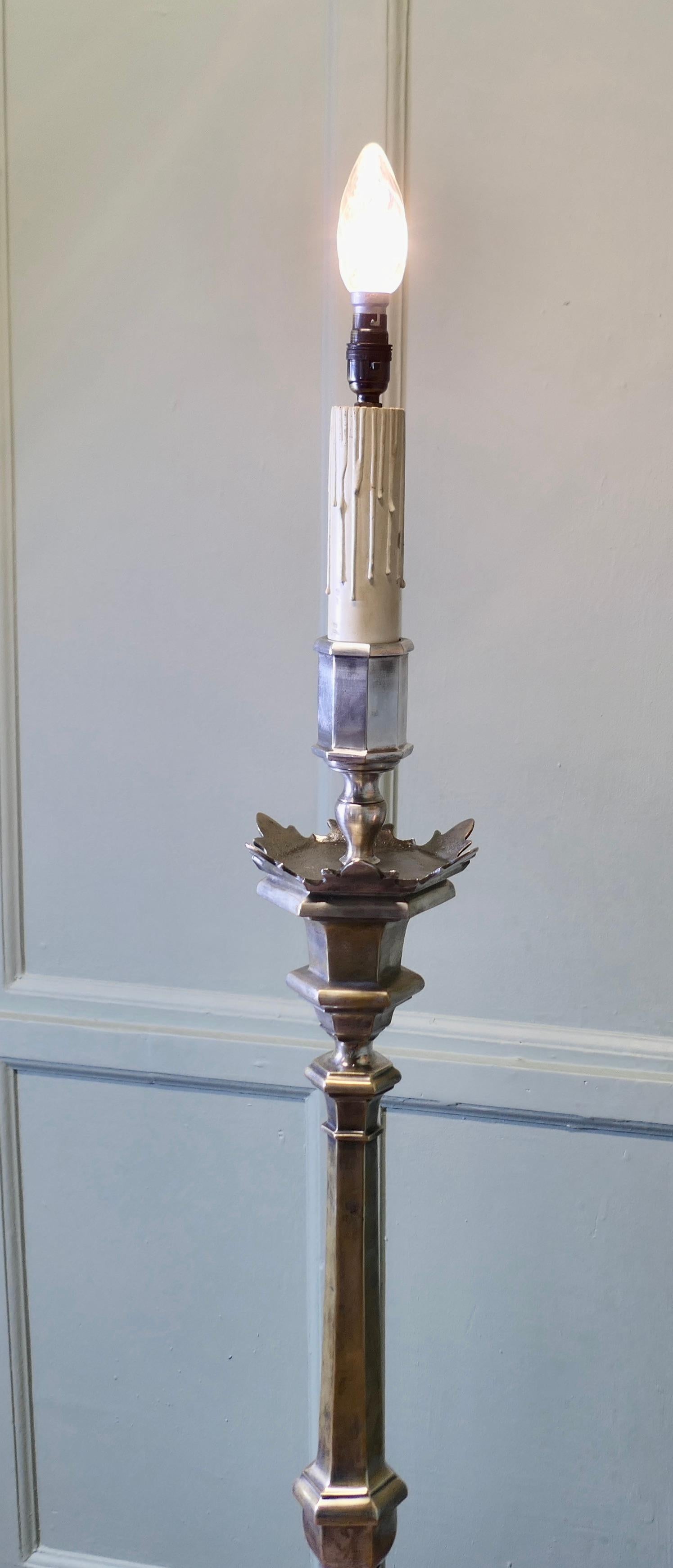 Lampada da terra o standard placcata in argento pesante   Questa lampada è un pezzo statuario in vendita 1