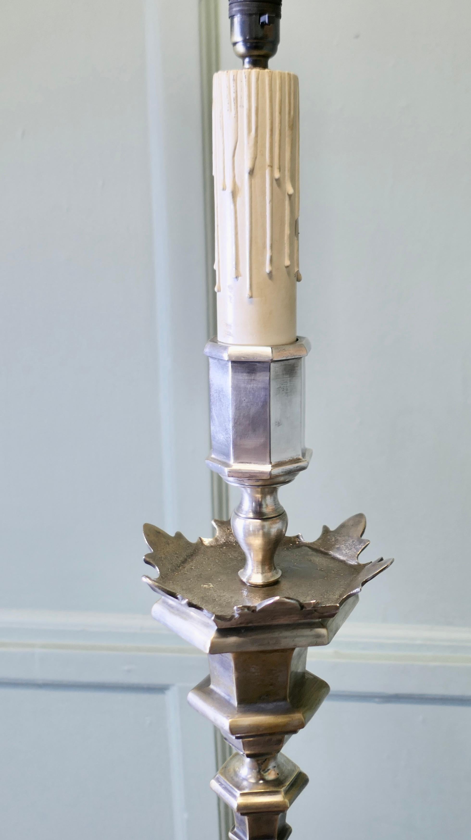 Lampada da terra o standard placcata in argento pesante   Questa lampada è un pezzo statuario in vendita 3