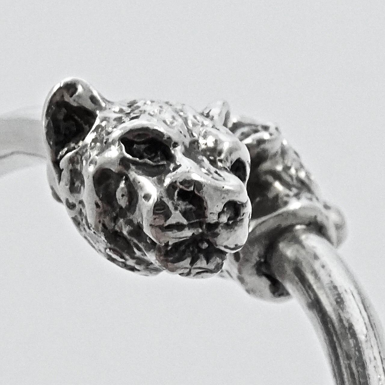 Bracelet jonc en forme de têtes de léopard en argent massif Bon état - En vente à London, GB