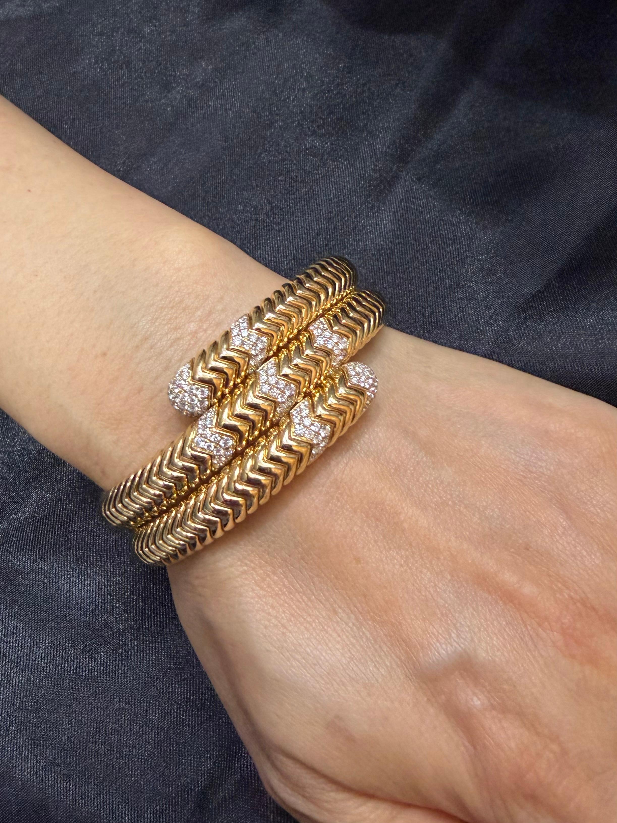 Bracelet serpentin en or jaune 18k et diamants naturels. Pieces de déclaration en vente 8