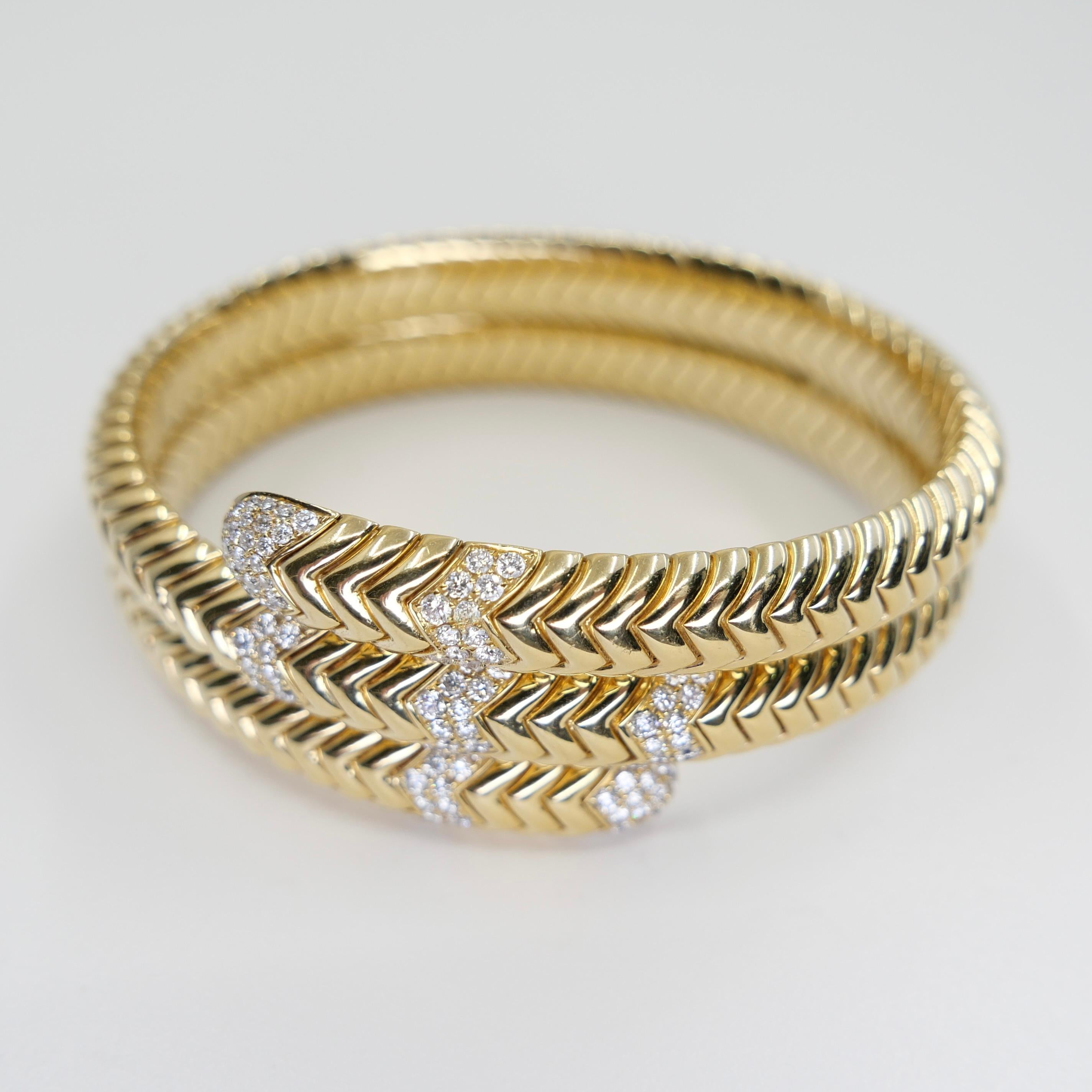 Bracelet serpentin en or jaune 18k et diamants naturels. Pieces de déclaration en vente 9