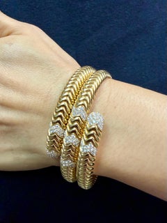 Bangle a serpentina in oro giallo massiccio 18k e diamanti naturali. Pezzo forte