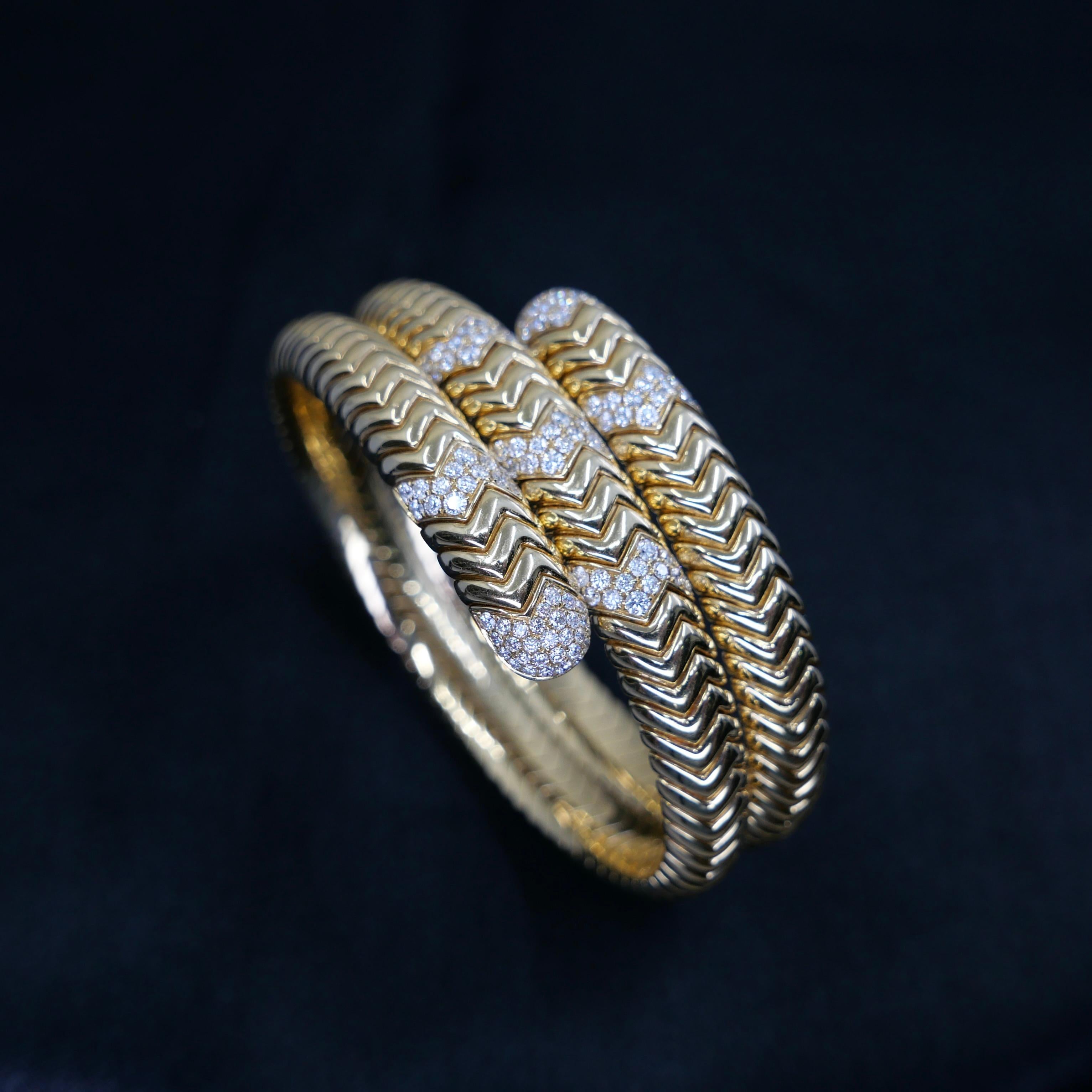 Taille ronde Bracelet serpentin en or jaune 18k et diamants naturels. Pieces de déclaration en vente