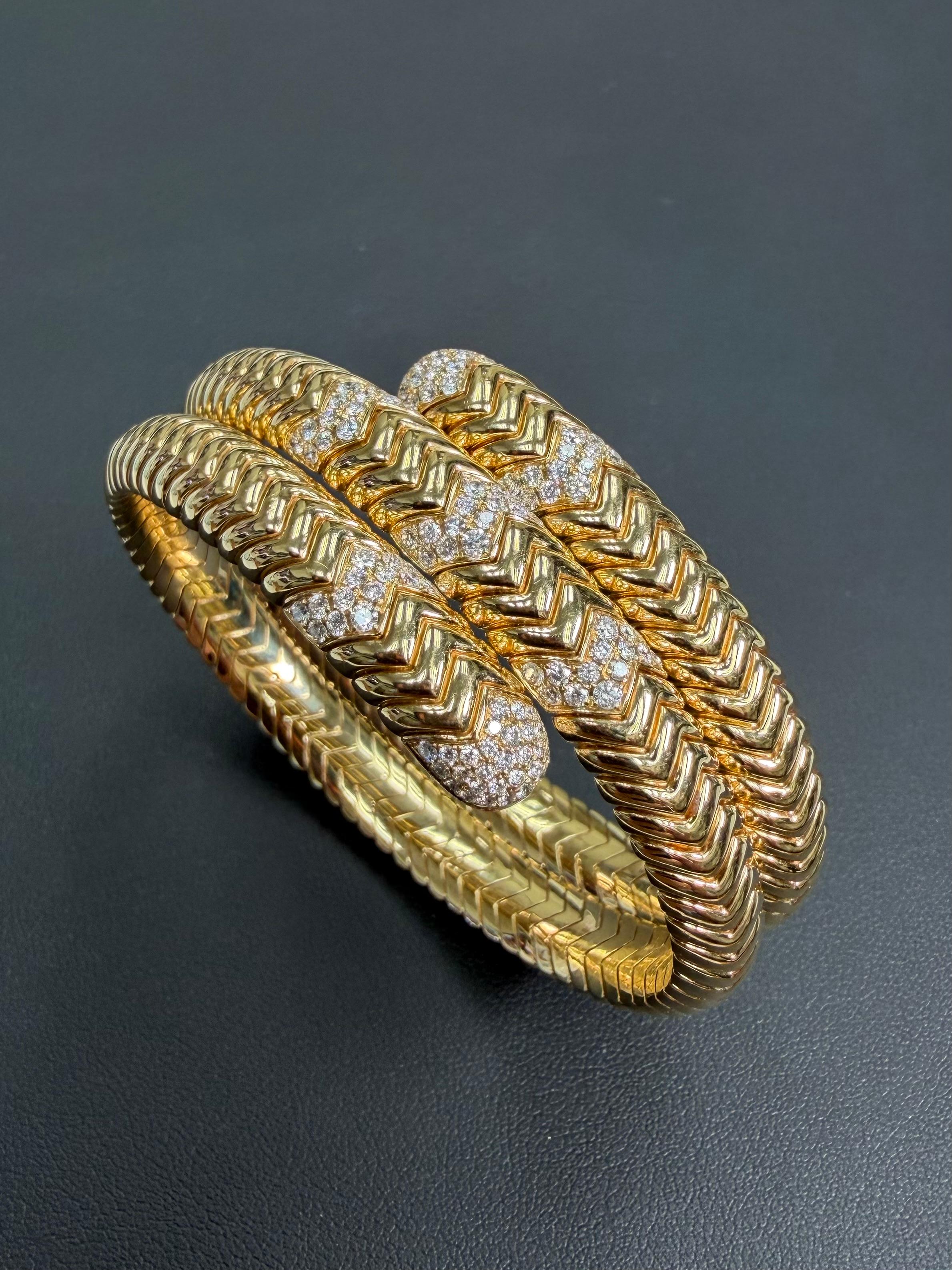 Bracelet serpentin en or jaune 18k et diamants naturels. Pieces de déclaration Pour femmes en vente