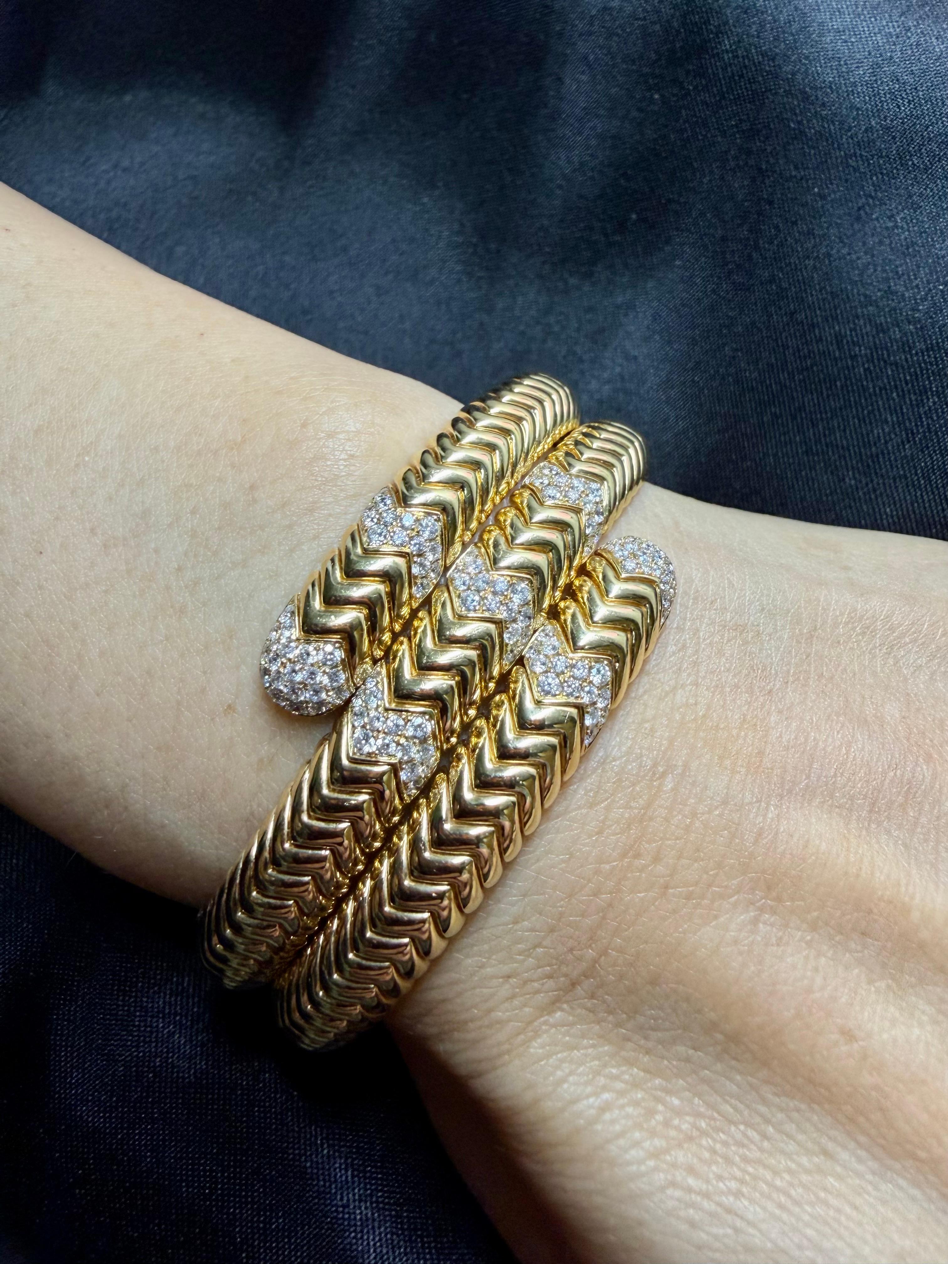 Bracelet serpentin en or jaune 18k et diamants naturels. Pieces de déclaration en vente 1