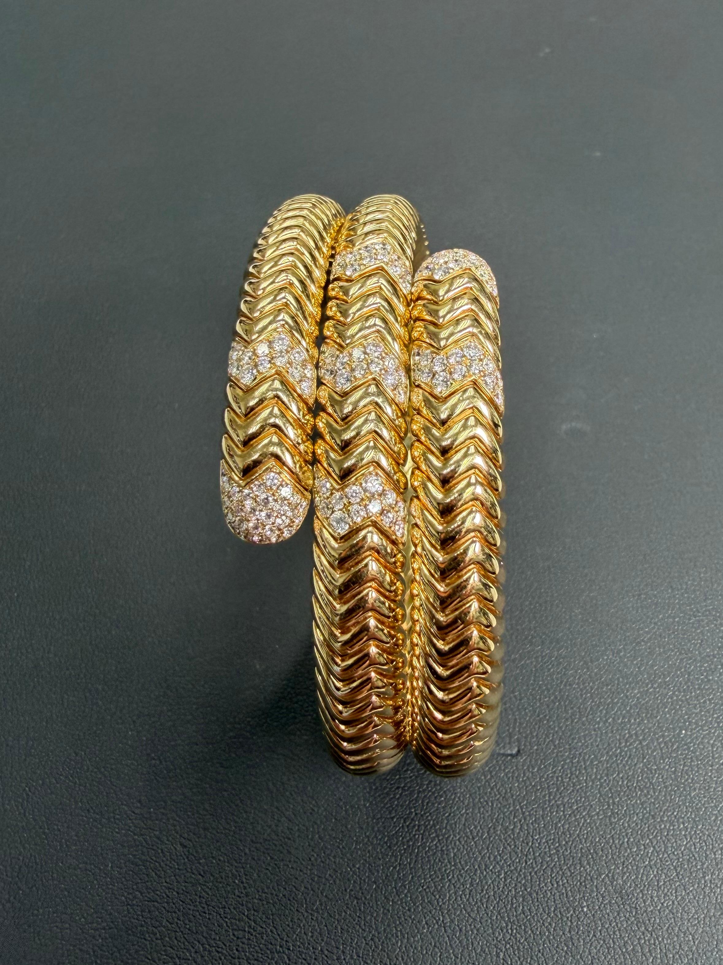 Bracelet serpentin en or jaune 18k et diamants naturels. Pieces de déclaration en vente 3