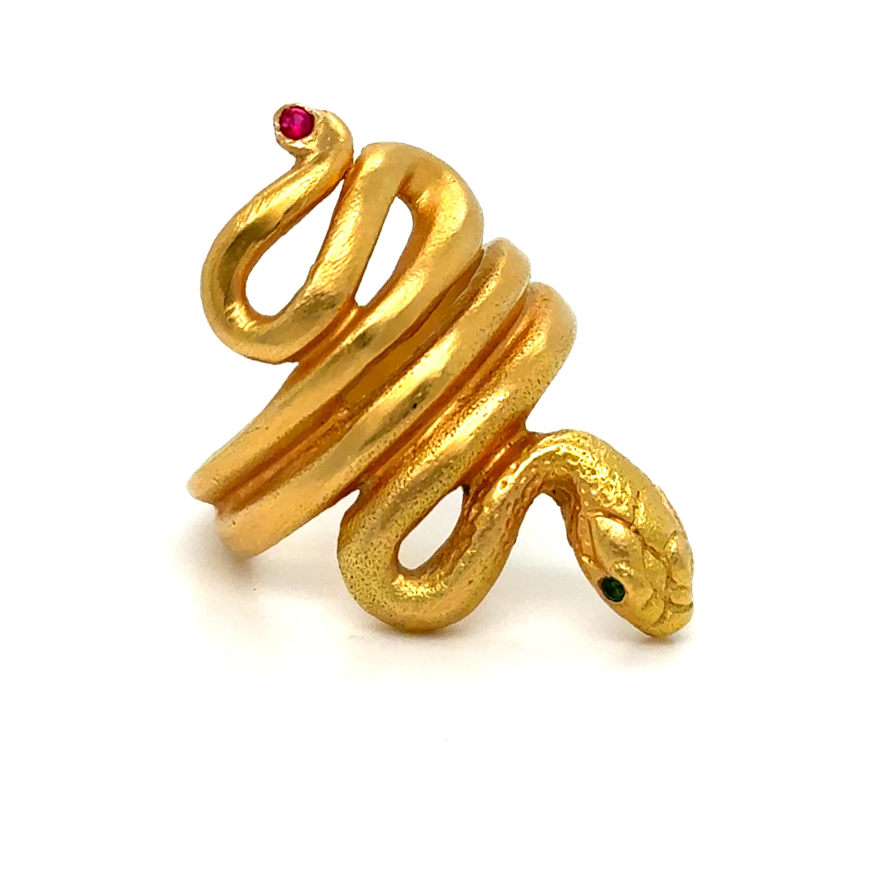 Audace anello serpente in oro giallo 18 carati vintage con occhi di smeraldo e coda di rubino.

Fai una dichiarazione forte con questo anello a serpente vintage in oro giallo massiccio 18 carati, un pezzo accattivante di gioielleria di lusso con un