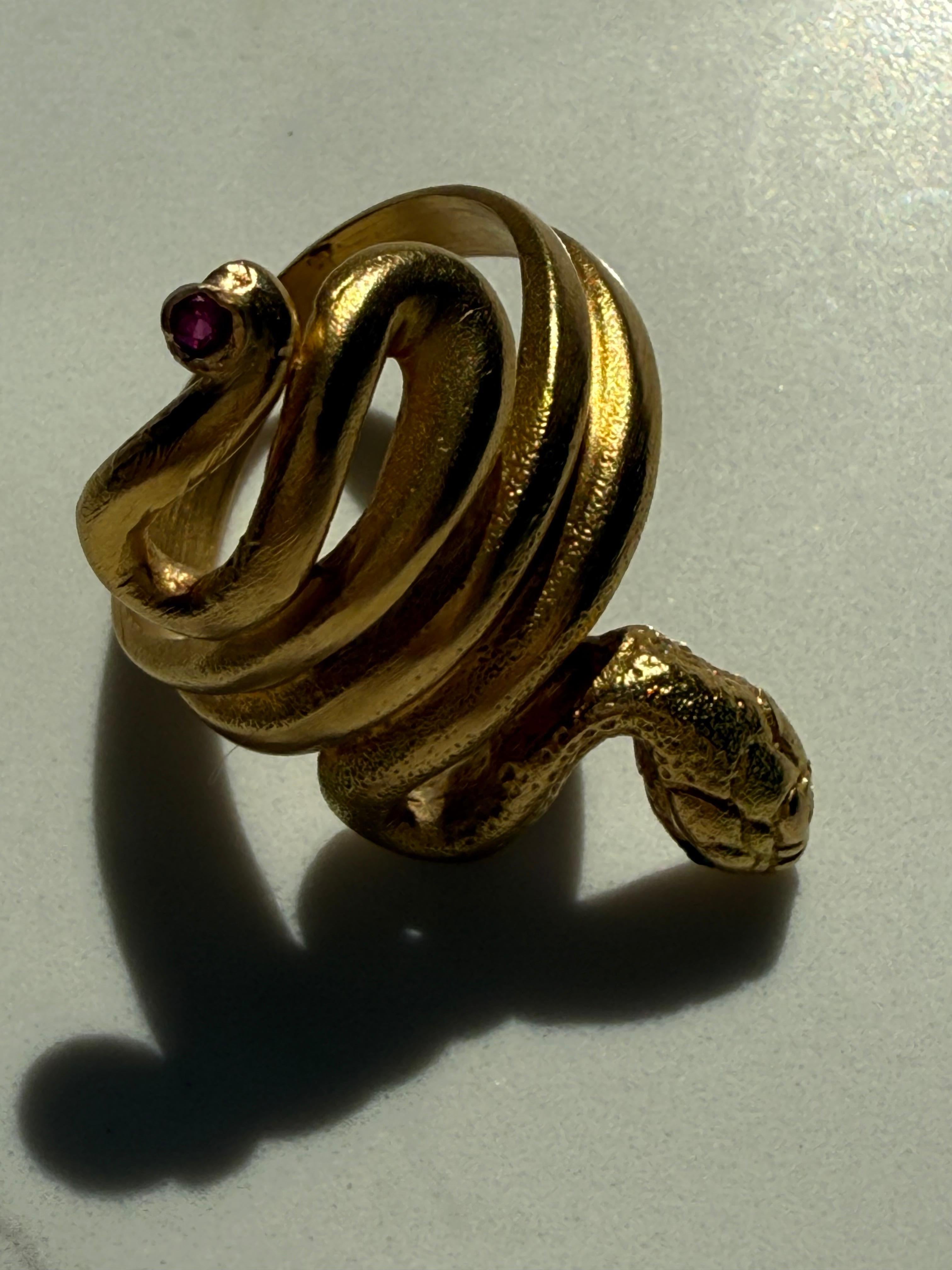 Vittoriano Anello serpente vintage in oro giallo massiccio 18 carati con occhi di smeraldo e coda di rubino. in vendita