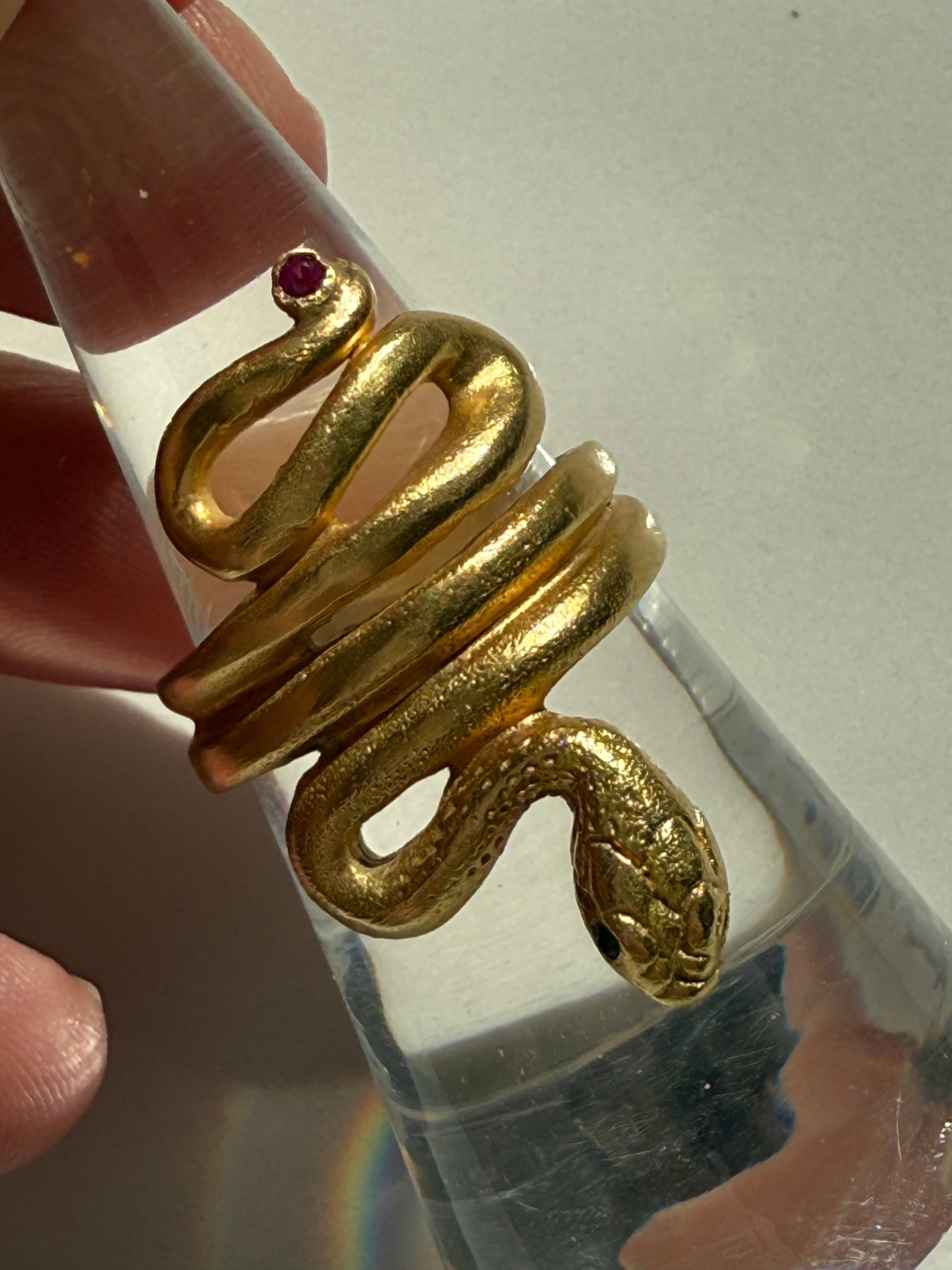 Taglio rotondo Anello serpente vintage in oro giallo massiccio 18 carati con occhi di smeraldo e coda di rubino. in vendita