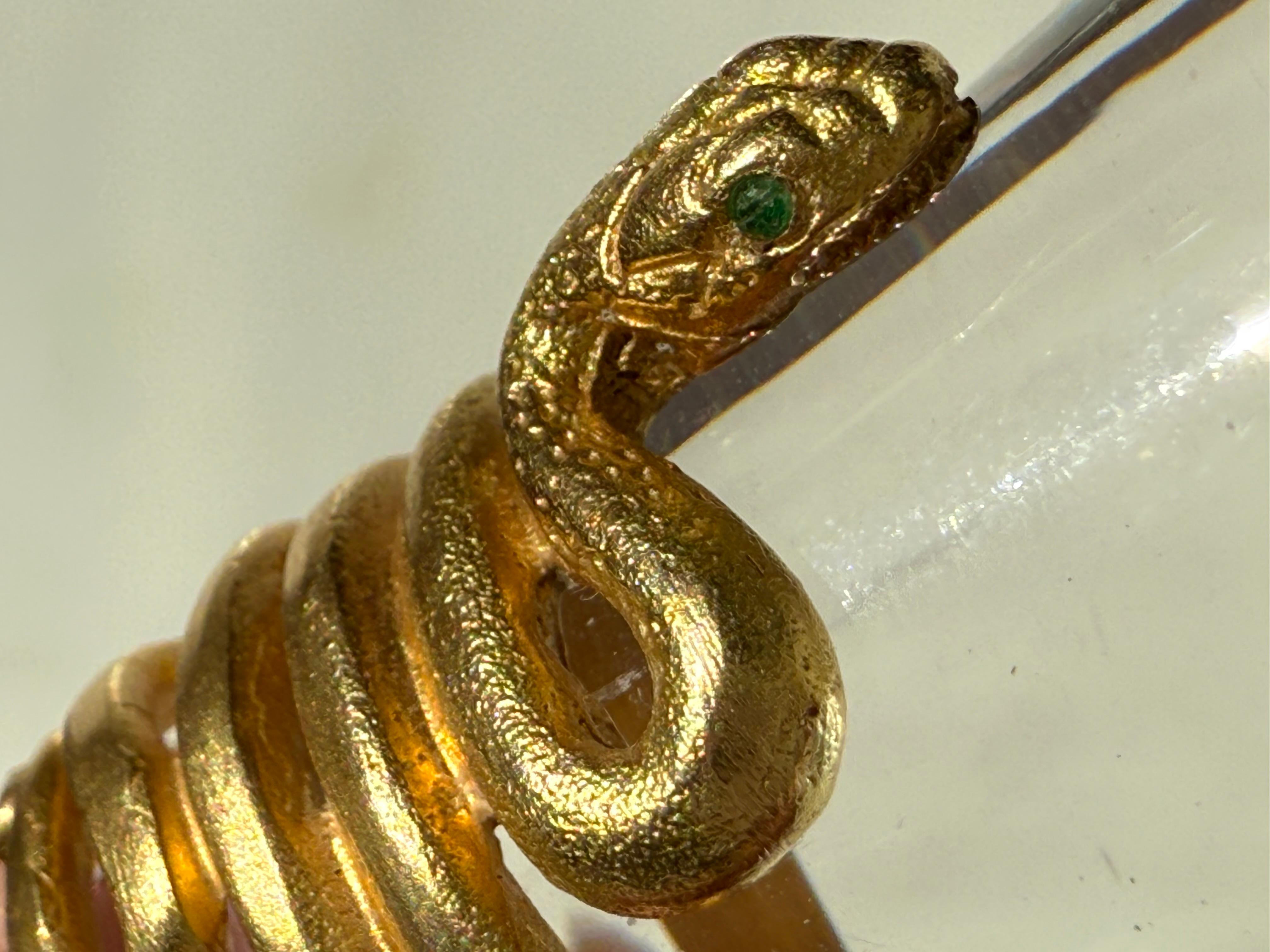 Anello serpente vintage in oro giallo massiccio 18 carati con occhi di smeraldo e coda di rubino. In condizioni buone in vendita a San Francisco, CA