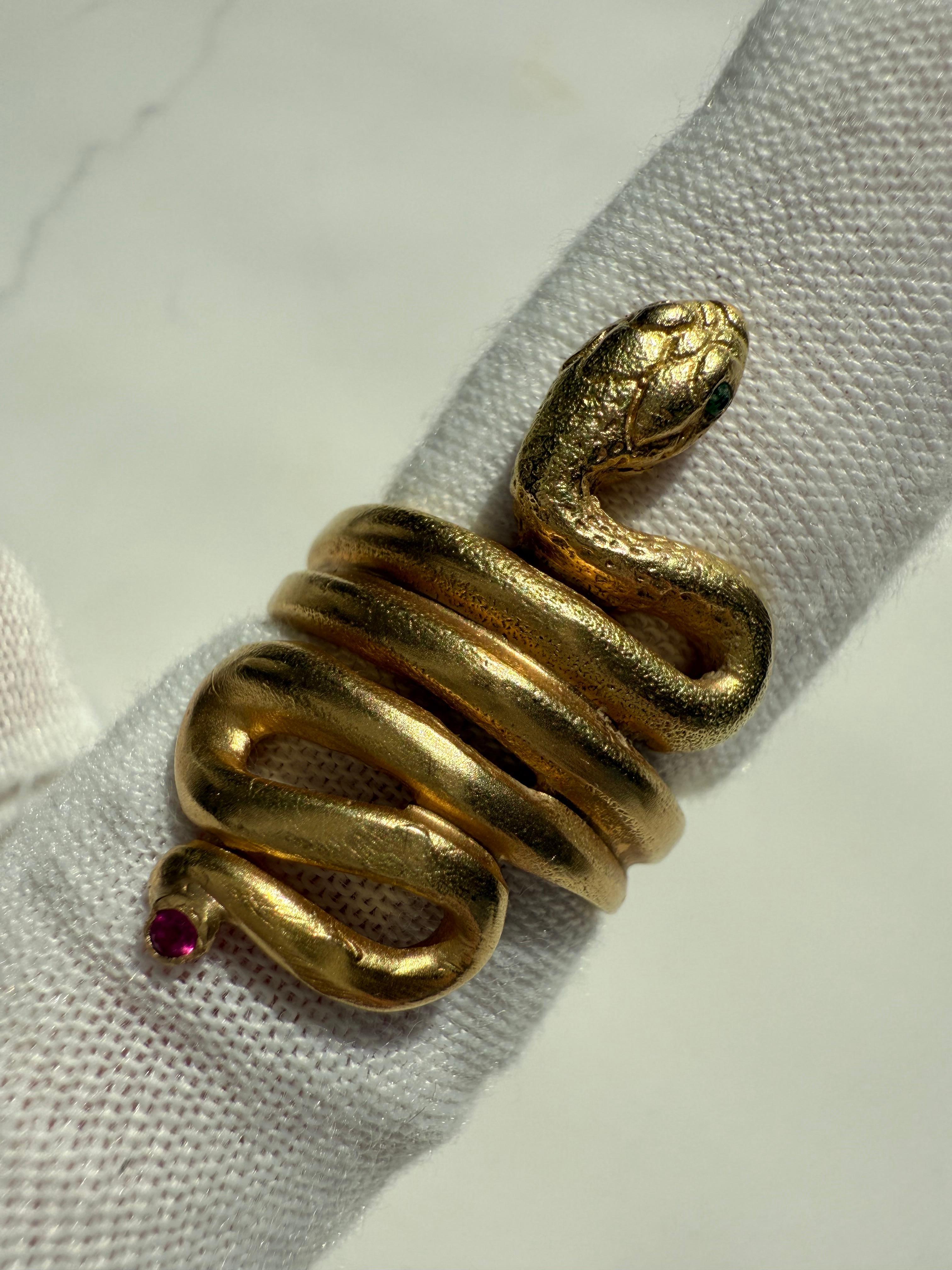 da uomo o donna Anello serpente vintage in oro giallo massiccio 18 carati con occhi di smeraldo e coda di rubino. in vendita